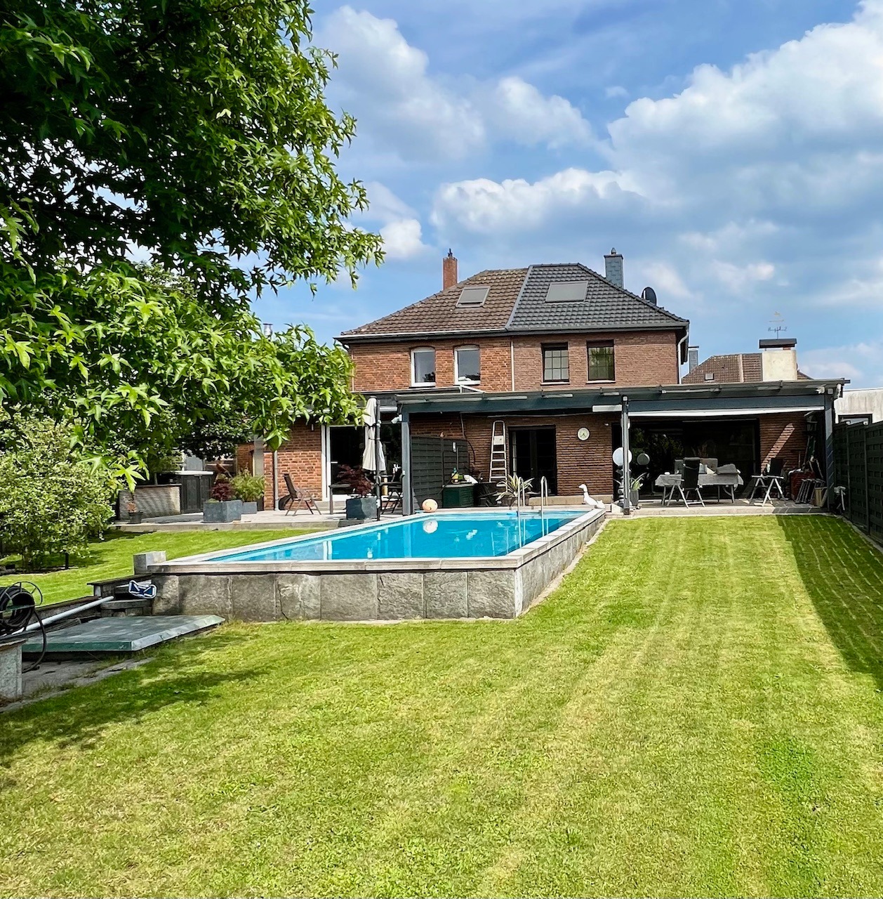 Doppelhaushälfte mit Außenpool und Kamin in Duisburg-Asterlagen