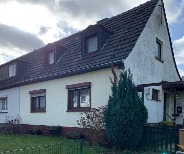 Renovierungsbedürftige Doppelhaushälfte mit Garage und großem Grundstück