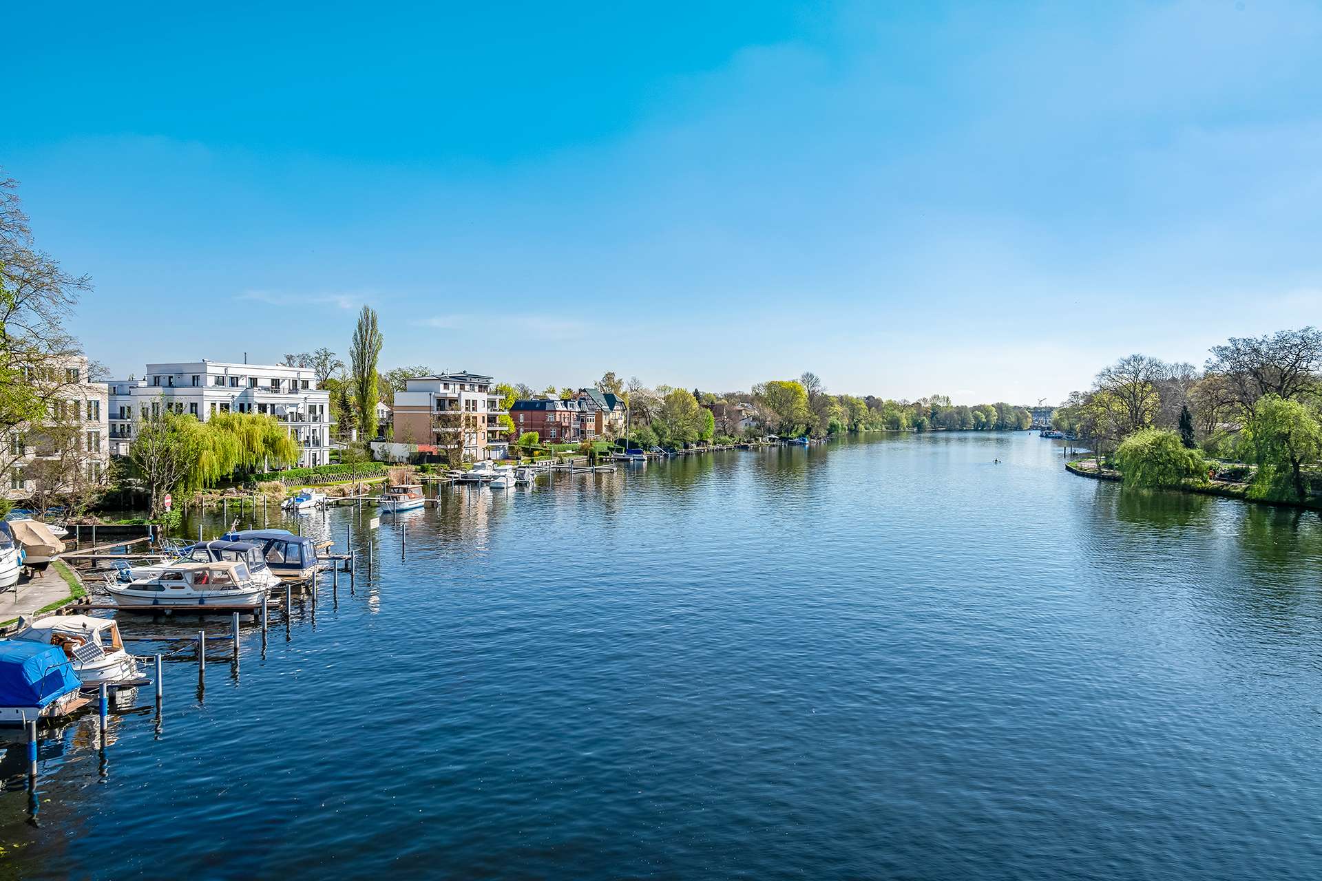 Blick von der Salvador-Allende-Brücke auf Müggelspree