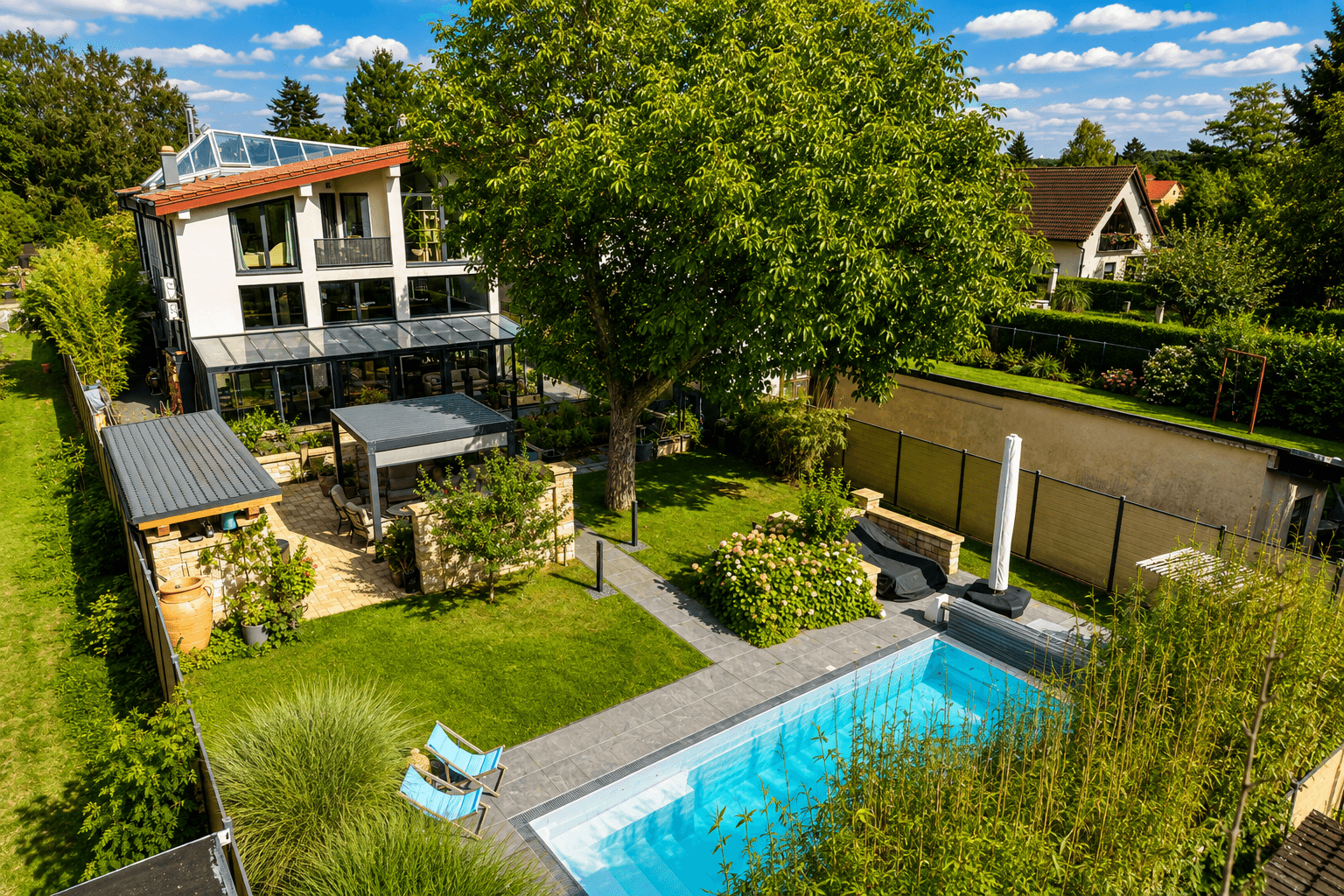 Hausansicht mit Garten und Pool
