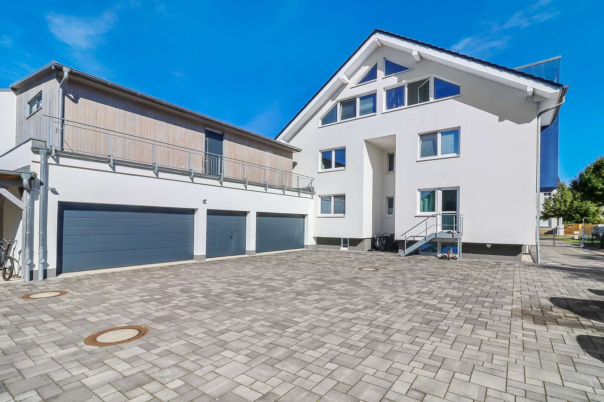 Hausrückansicht und Remise 
