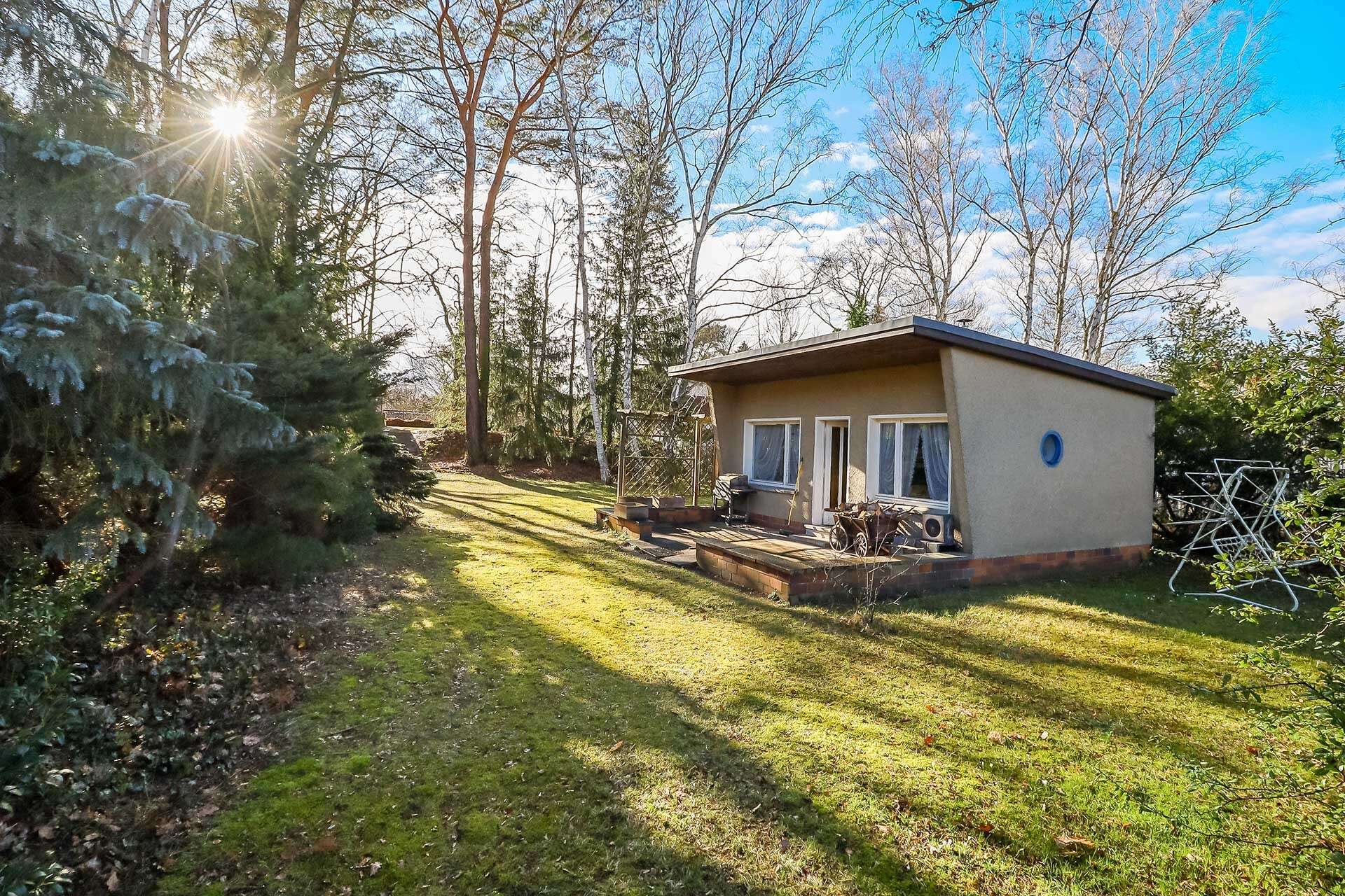 Blick über Grundstück und zum Bungalow