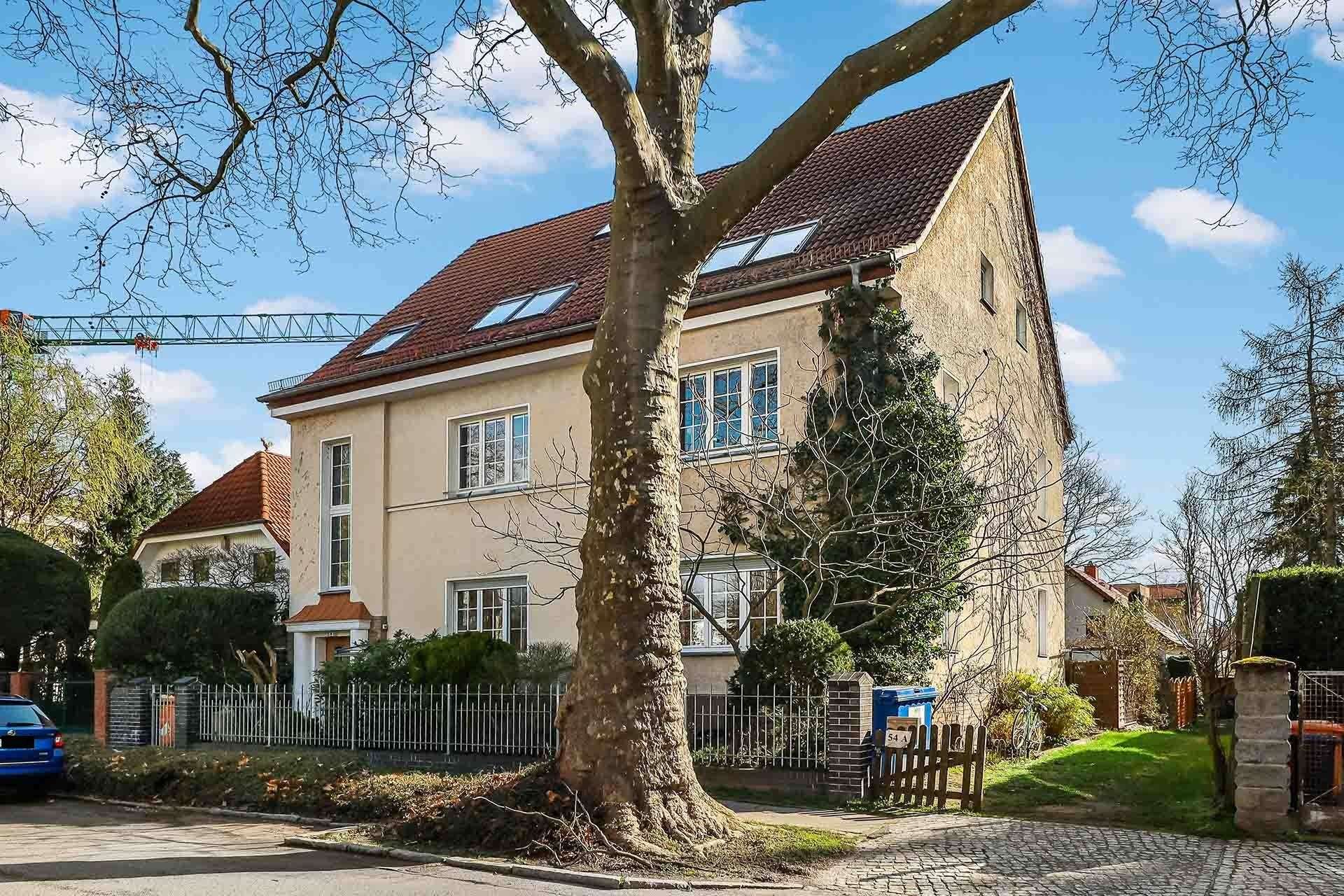 Haus- und Straßenansicht
