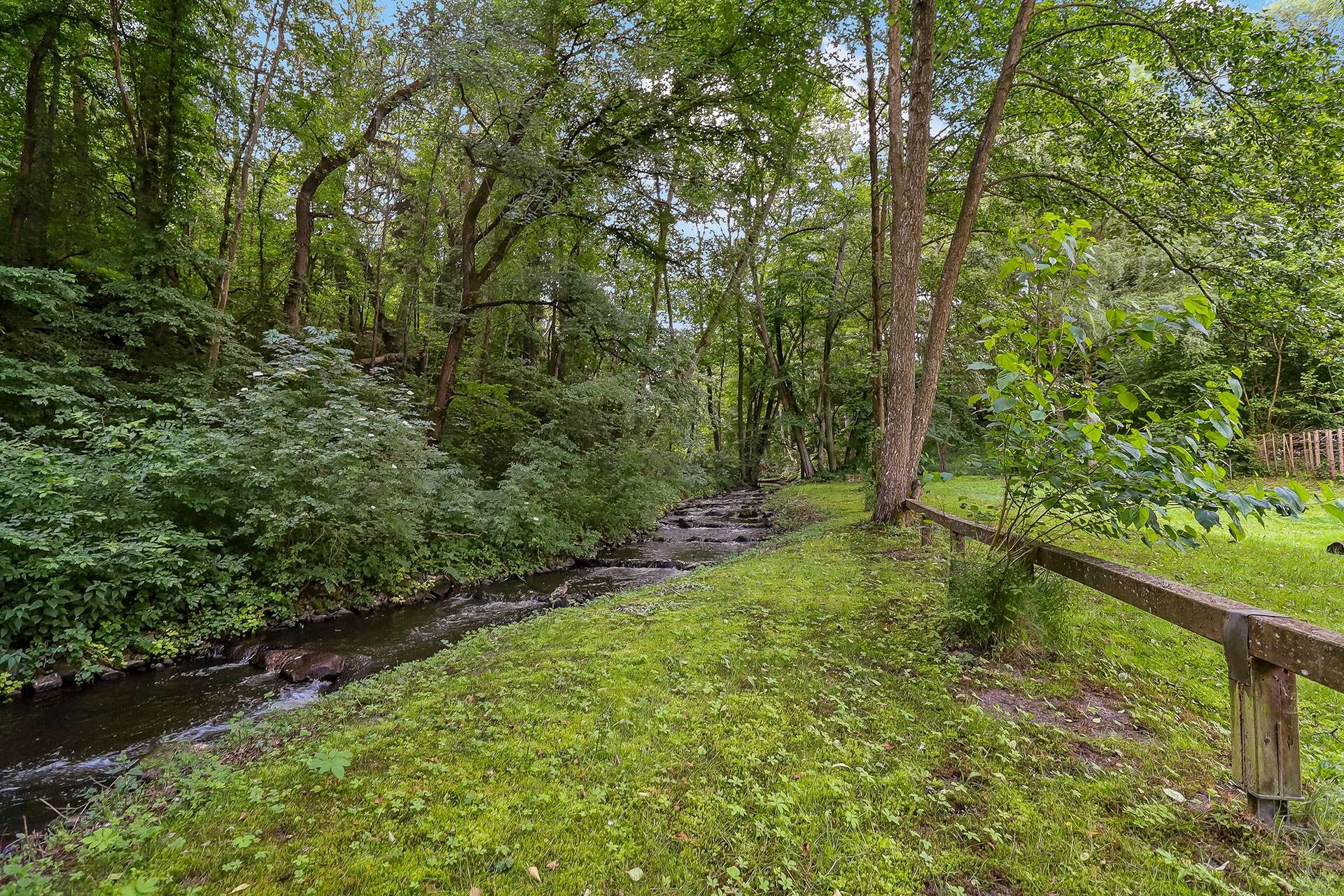 angrenzender Fluss 