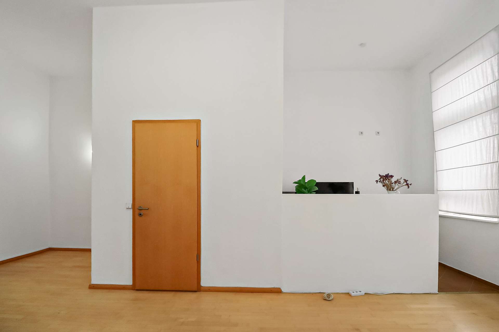 Zimmer mit Blick auf Küchenbereich