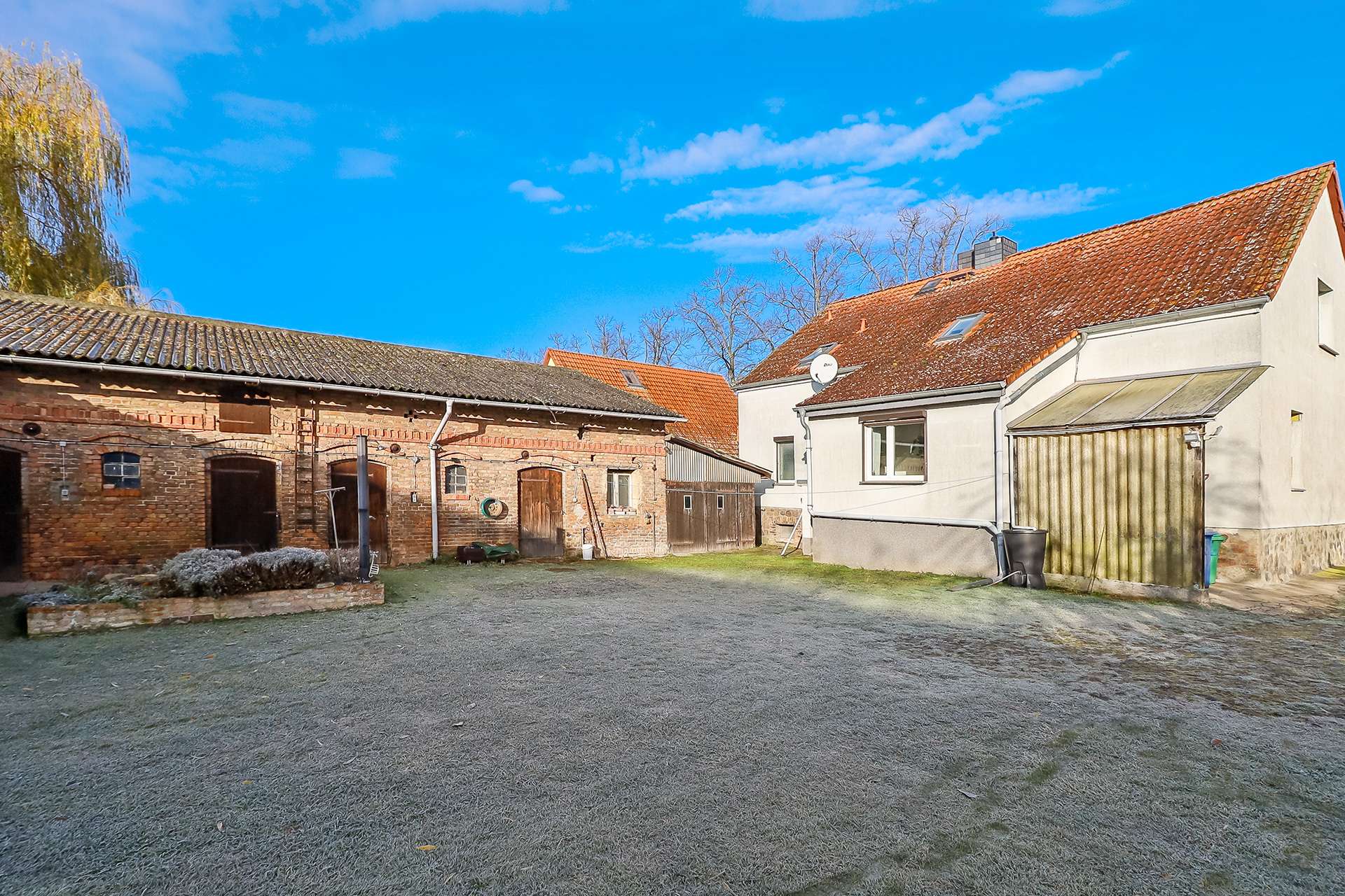Haus und Nebengebäude