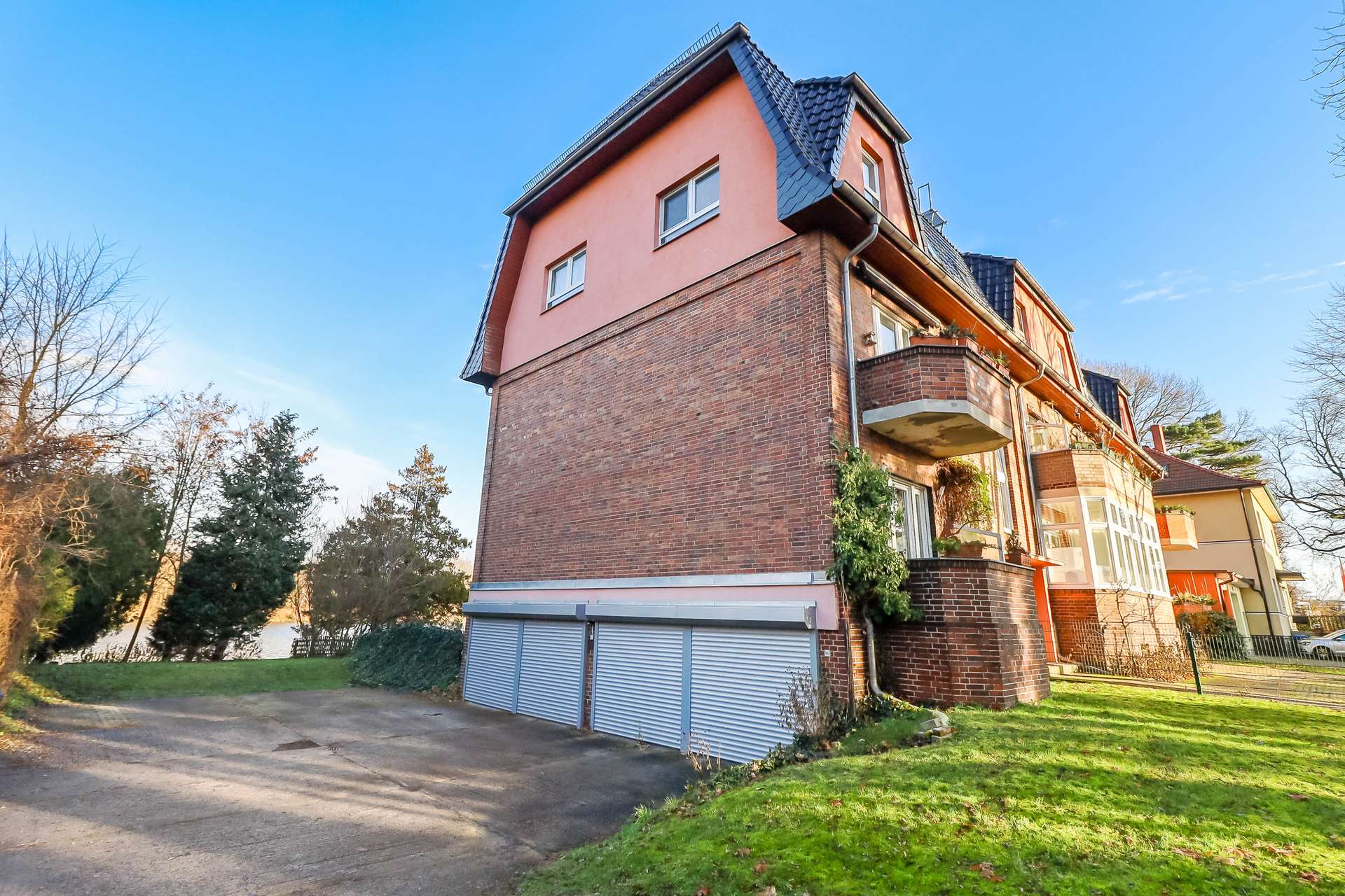 Hausseitenansicht mit Garagen 