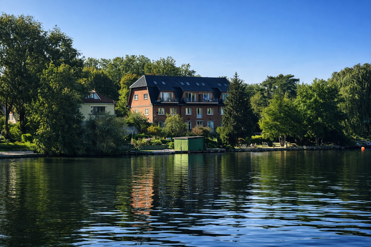 Idyll am See bei Sonnenschein