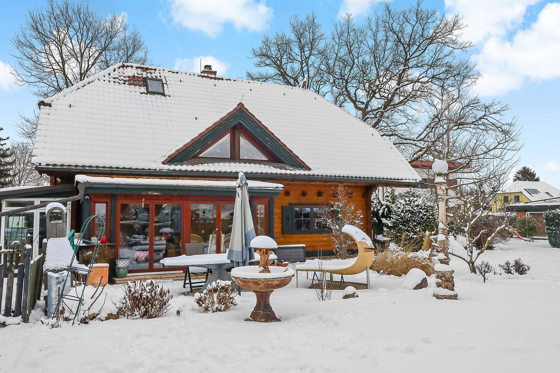 Hausansicht mit Garten 