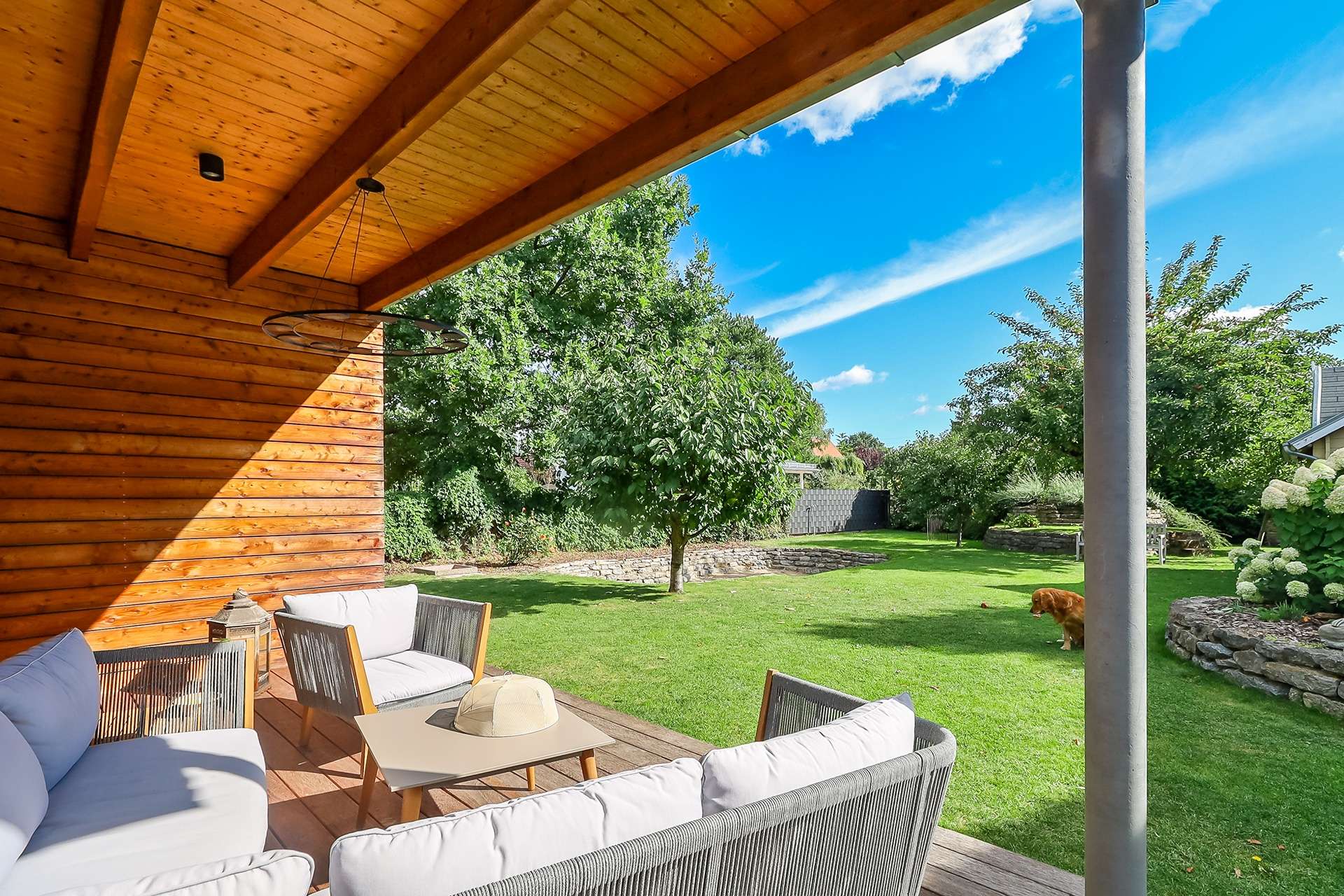Terrasse mit Blick in den Garten