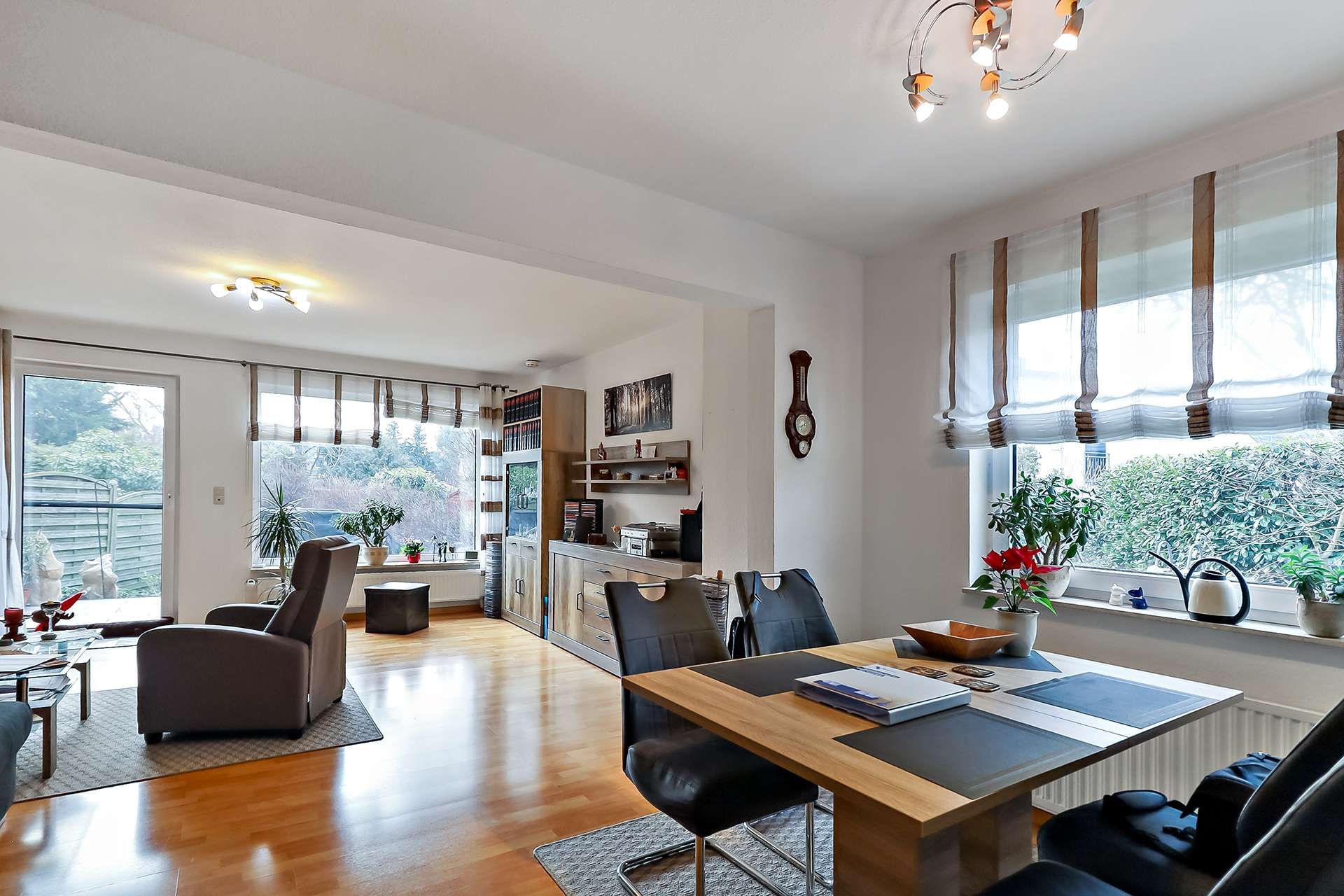 Wohnzimmer mit Essbereich 