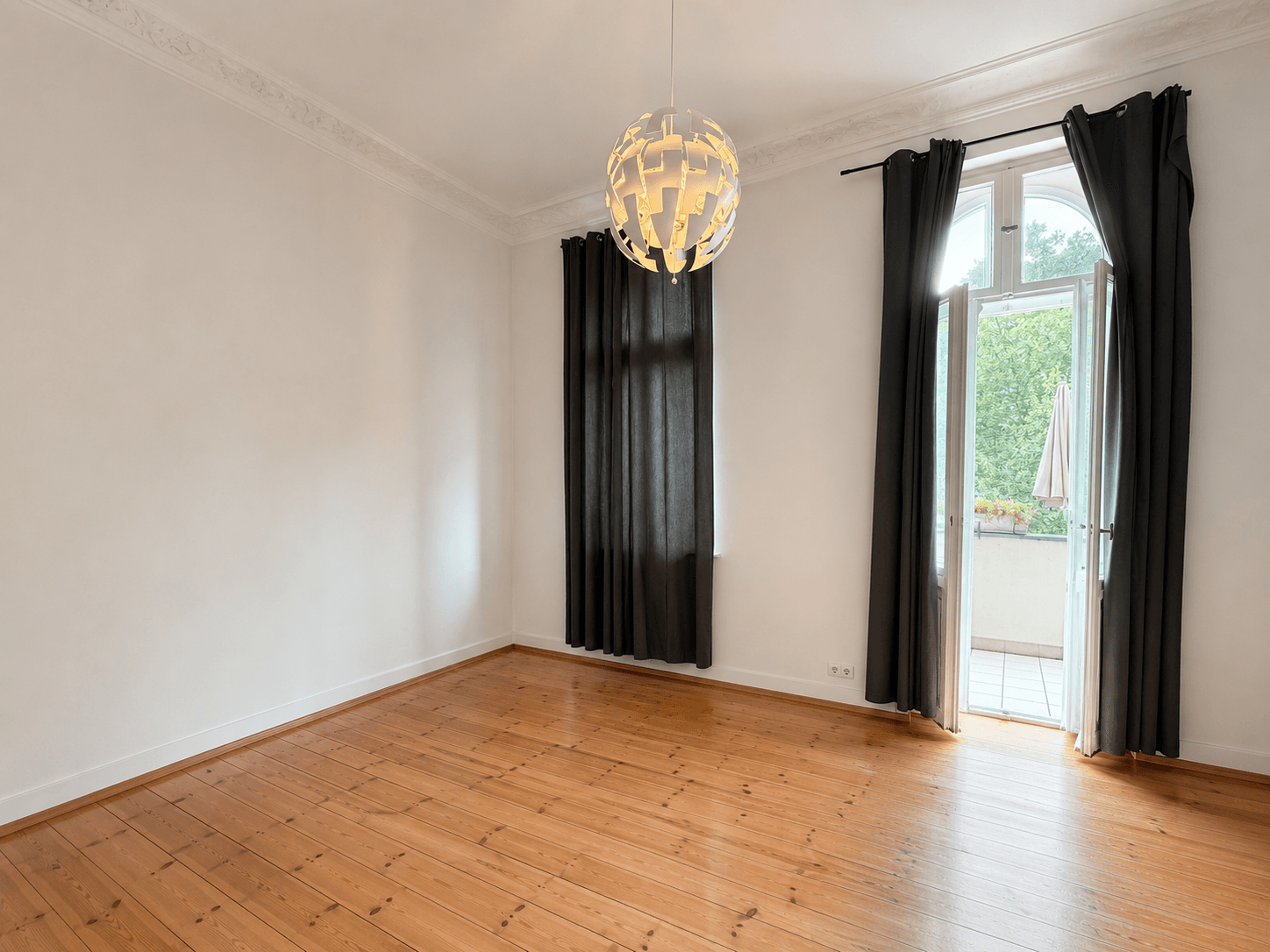 Schlafzimmer (mit KI leergeräumt)
