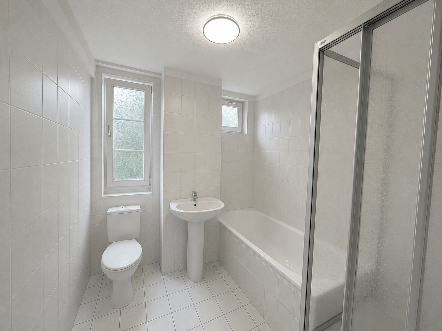 Badezimmer OG (Mit KI leergeräumt)