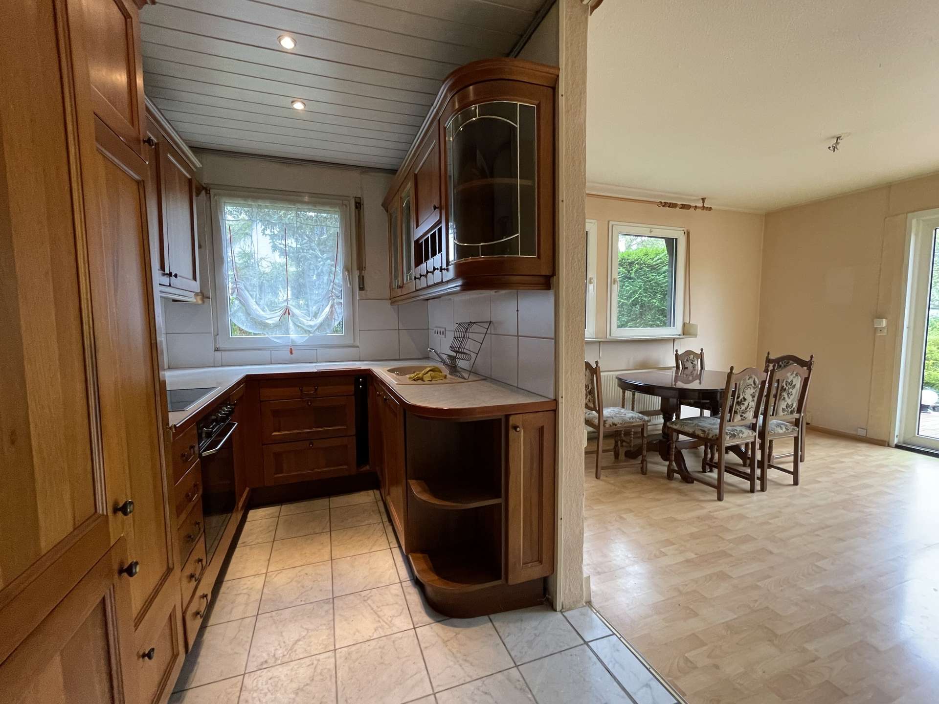 Küche mit Zugang zum Wohnzimmer