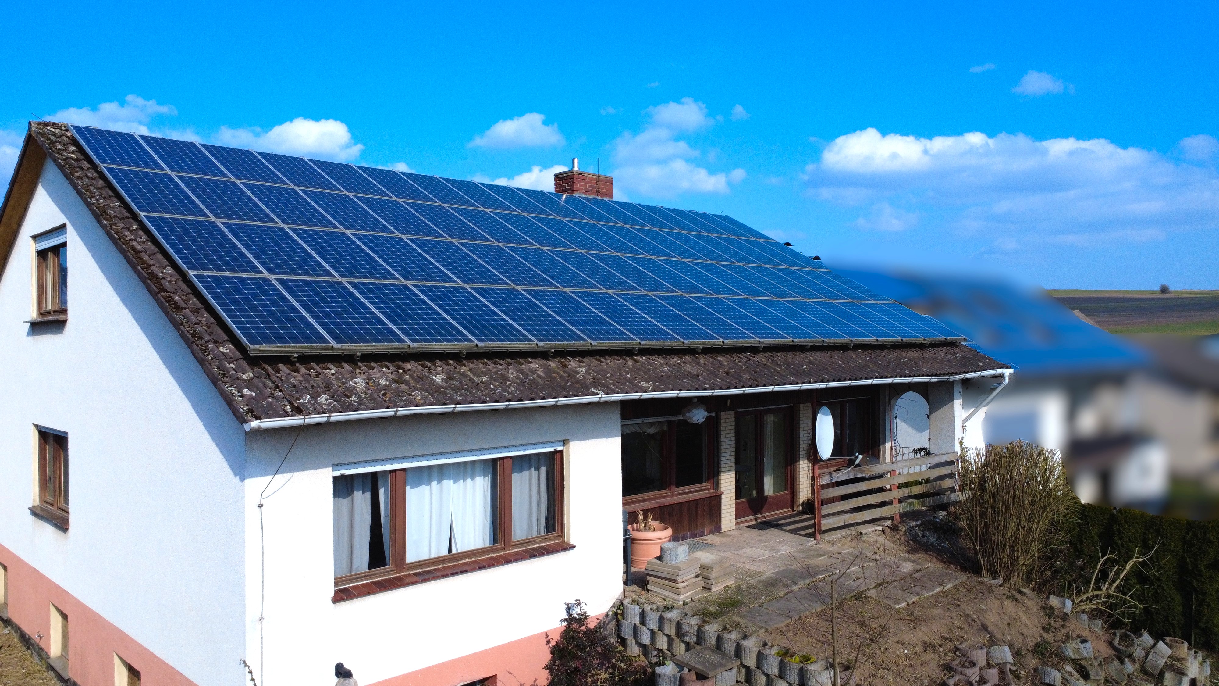 Terrasse und PV-Anlage