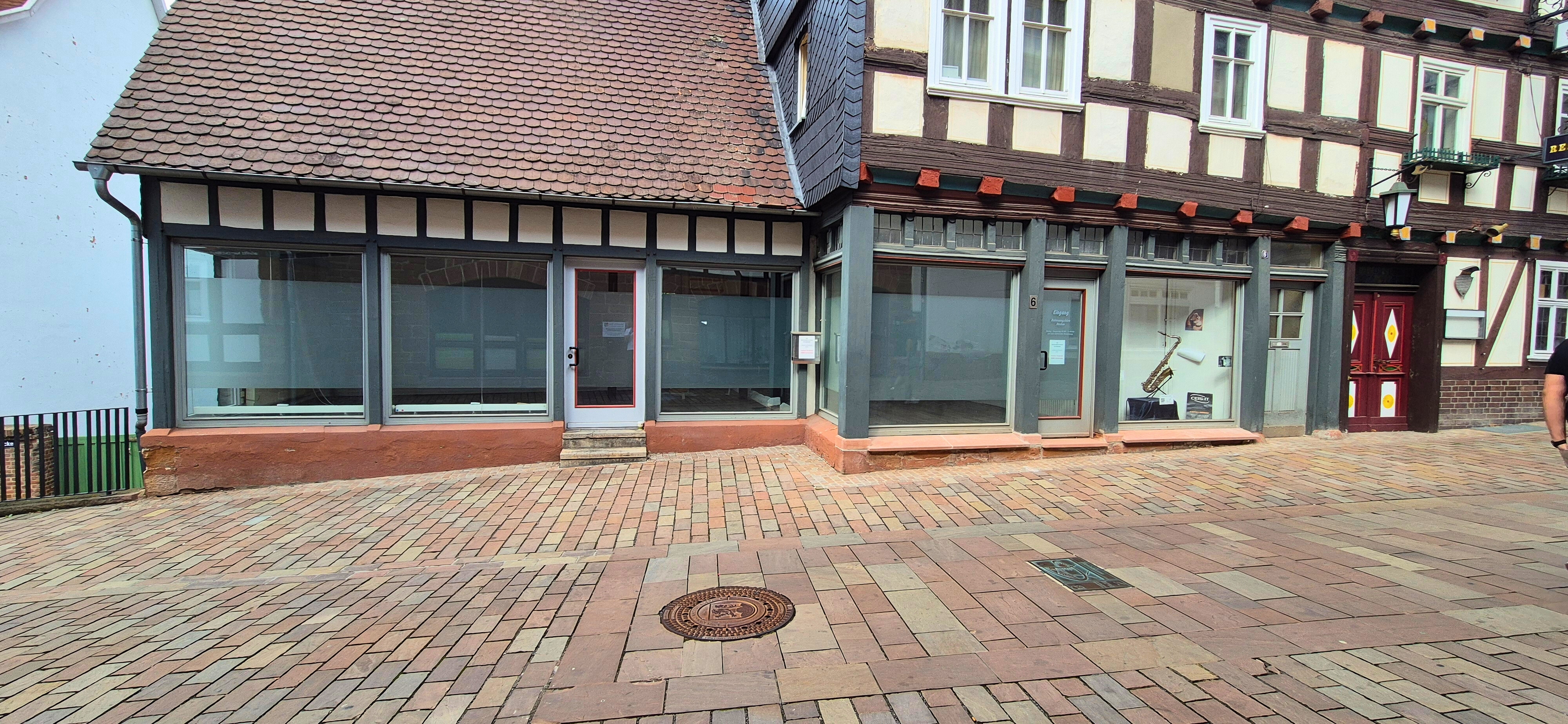 Blick von Straße auf Schaufenster