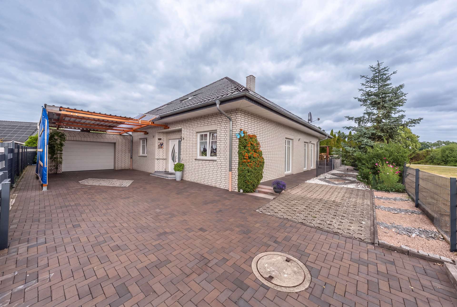 Einfamilienhaus mit zwei Wohnbereichen Sauna +Pool – Bild 1