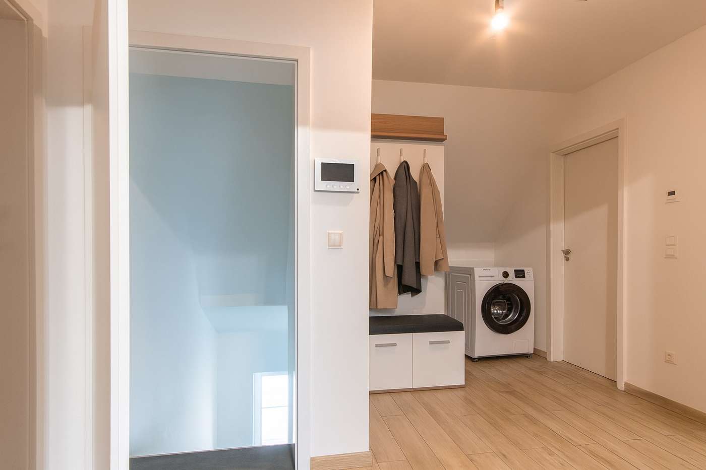 Zweifamilienhaus mit zwei Wohneinheiten & viel Komfort – Bild 6