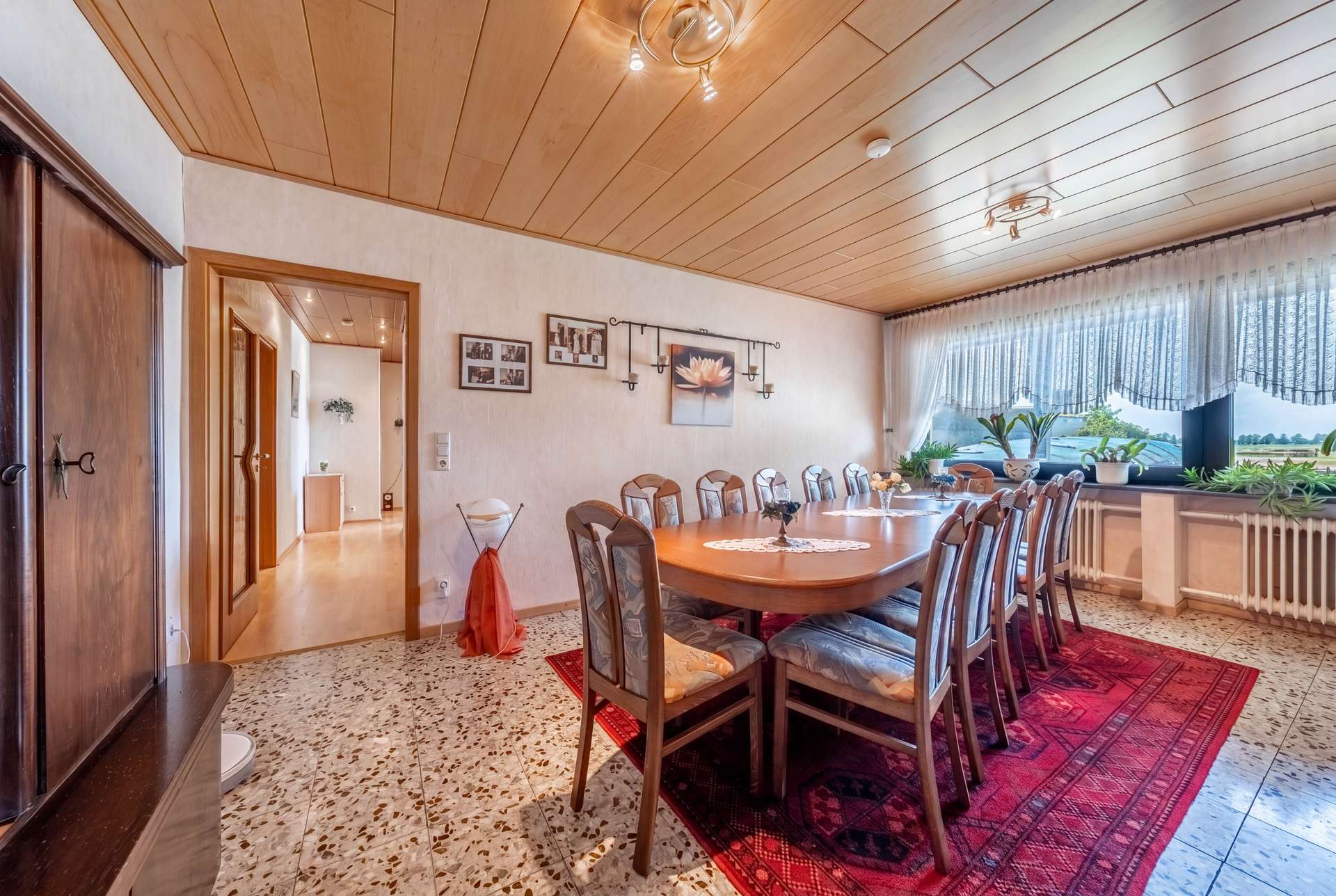 Freiraum für die ganze Familie: Großzügiges Landhaus mit zwei Wohneinheiten – Bild 6