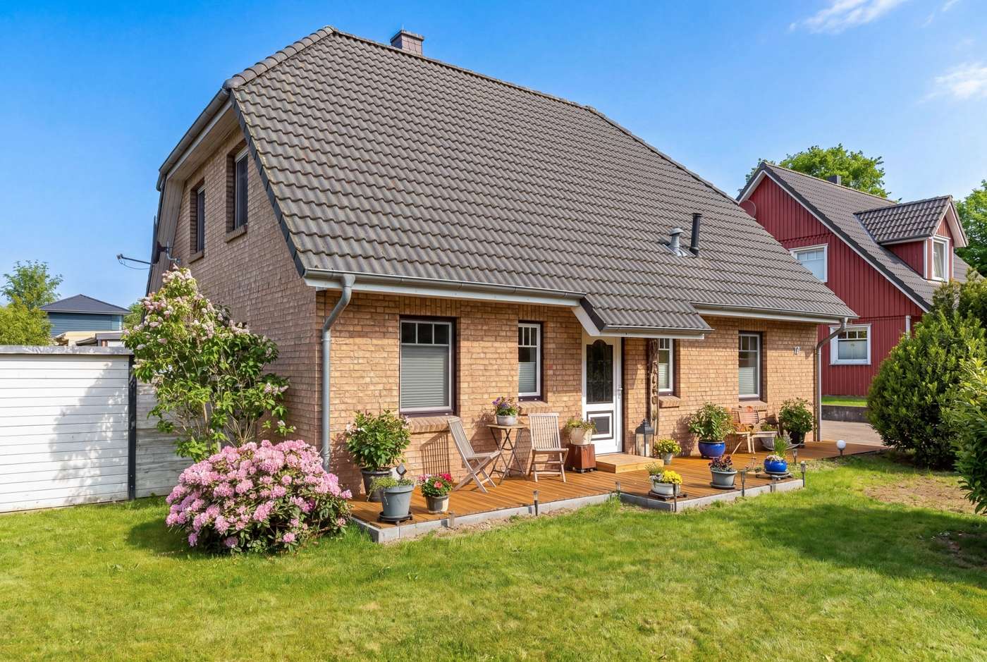 Familienidyll: Lichtdurchflutetes Einfamilienhaus mit sonnigem Garten in ruhiger Lage – Bild 1