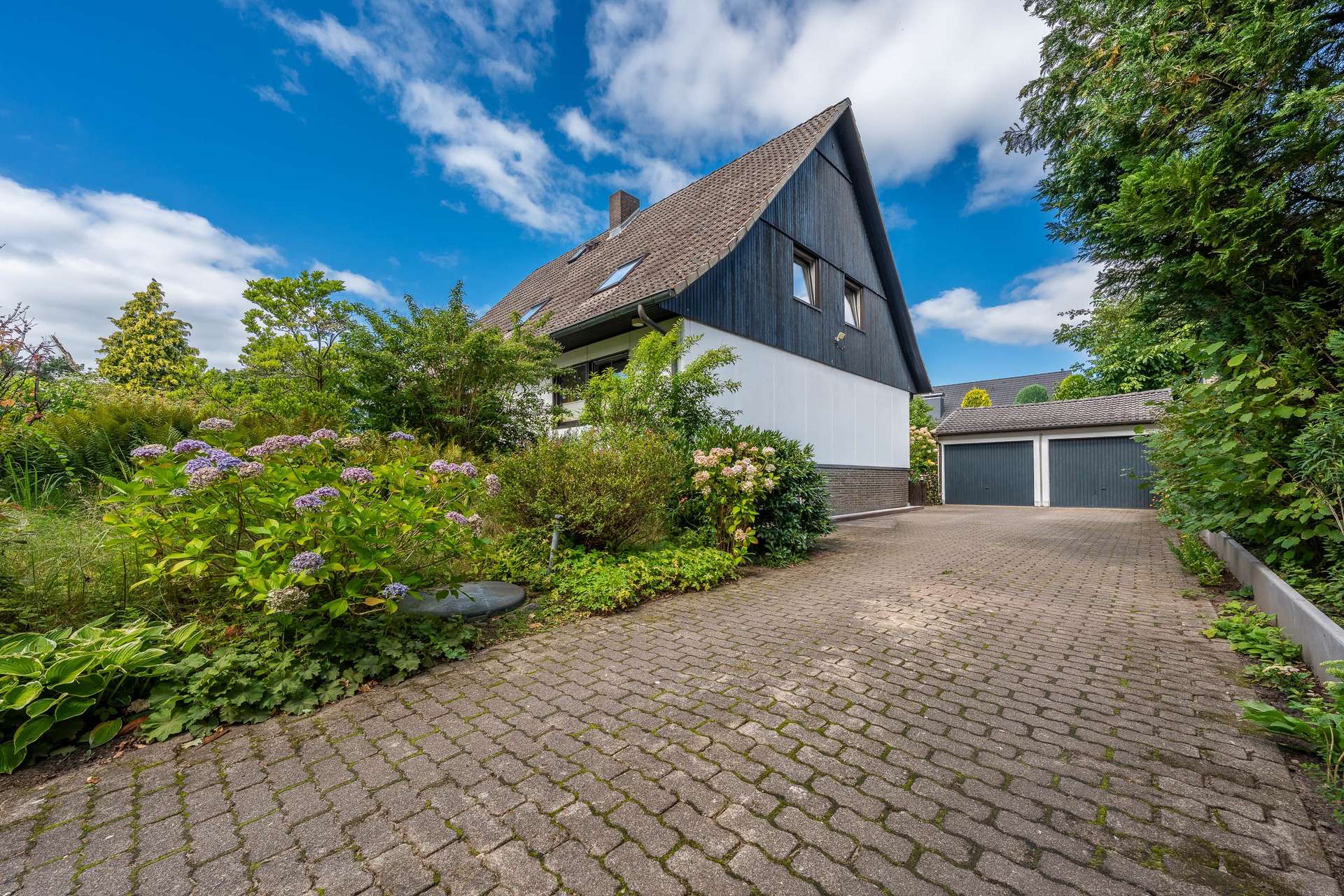 Lage, Licht, Lebensqualität – Großzügiges Einfamilienhaus auf Traumgrundstück in Meiendorf – Bild 2