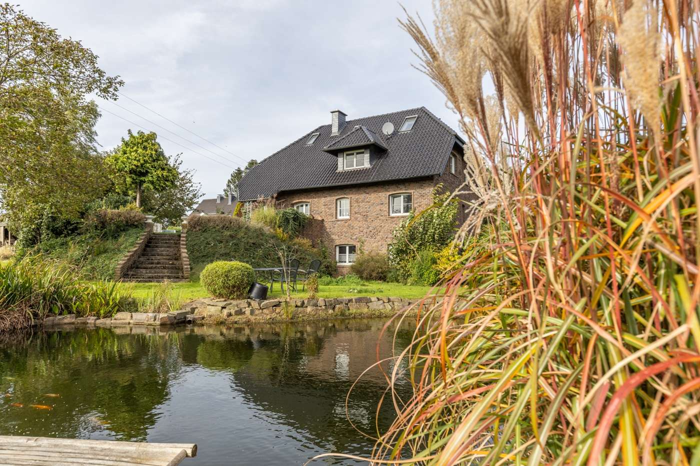 Exklusives Landhausambiente – freistehendes Anwesen in Feldrandlage mit Naturteich – Bild 2