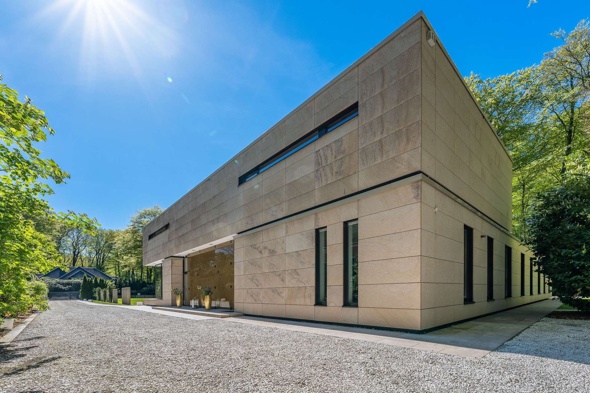 Architektonisches Statement im Grünen und preisgekrönte Villa – „Haus am Park“ – Bild 11