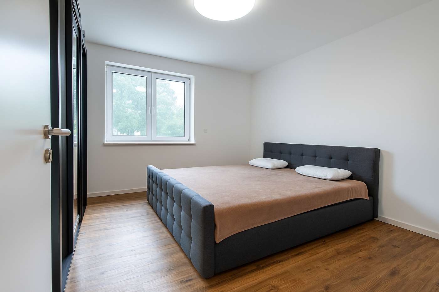 Zweifamilienhaus mit zwei Wohneinheiten & viel Komfort – Bild 9