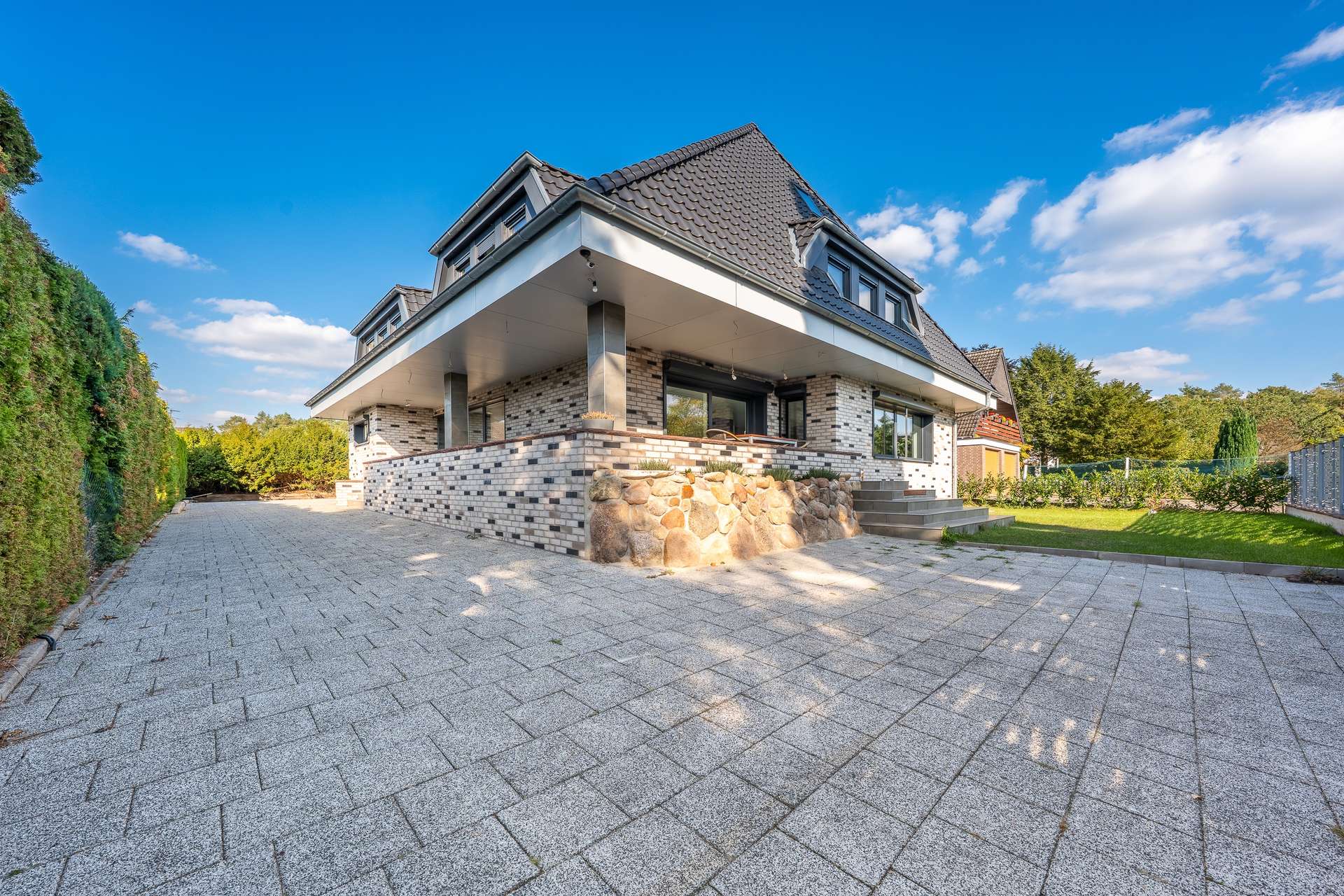 Luxuriöse Villa hochwertig saniert: Wohntraum für Großfamilie in ruhiger Lage, verkehrsgünstig – Bild 2