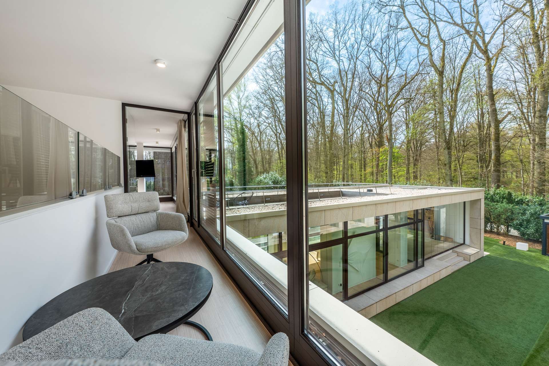 Architektonisches Statement im Grünen und preisgekrönte Villa – „Haus am Park“ – Bild 4