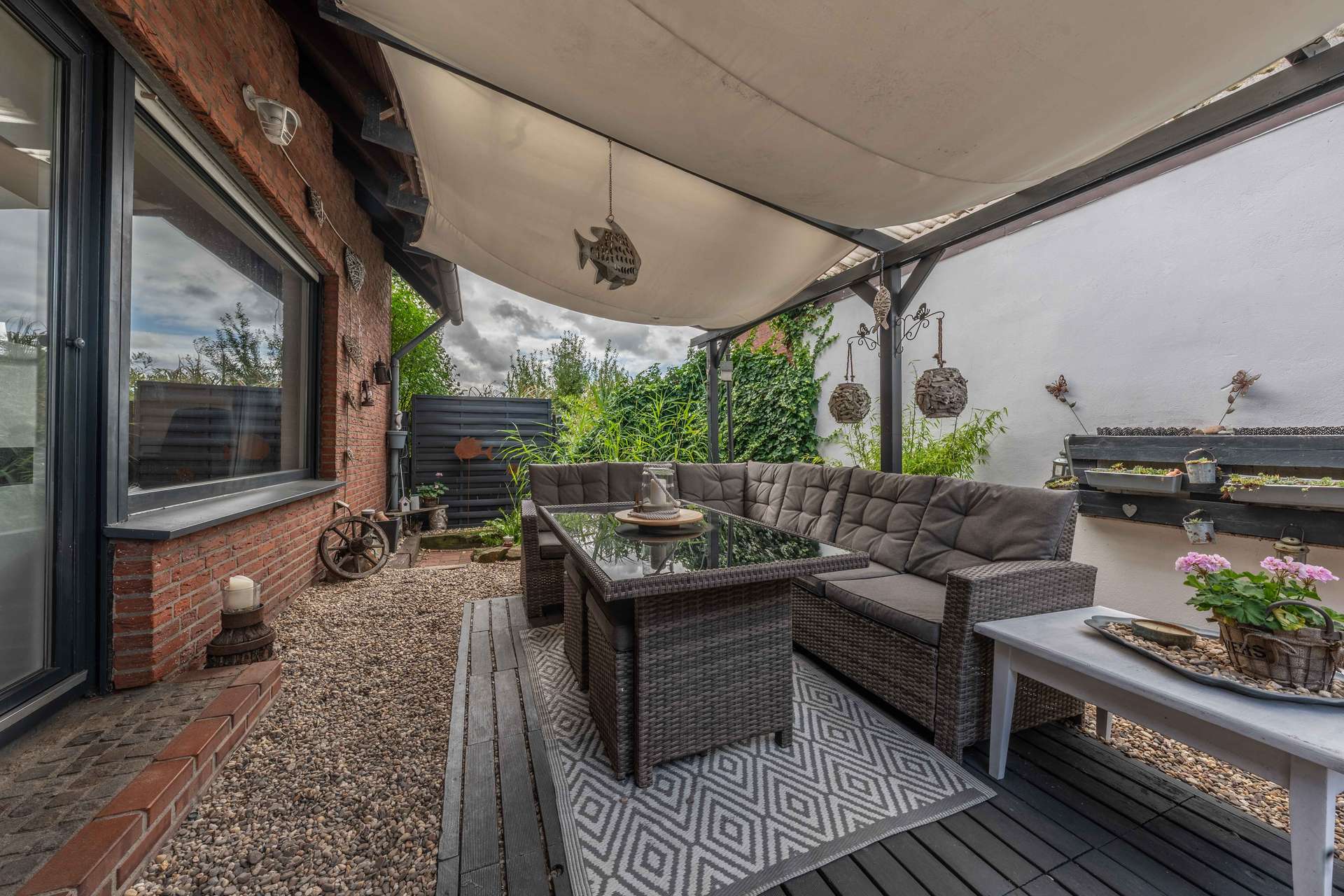 Großzügiges Einfamilienhaus mit Kamin, Südgarten & überdachter Terrasse – Bild 5