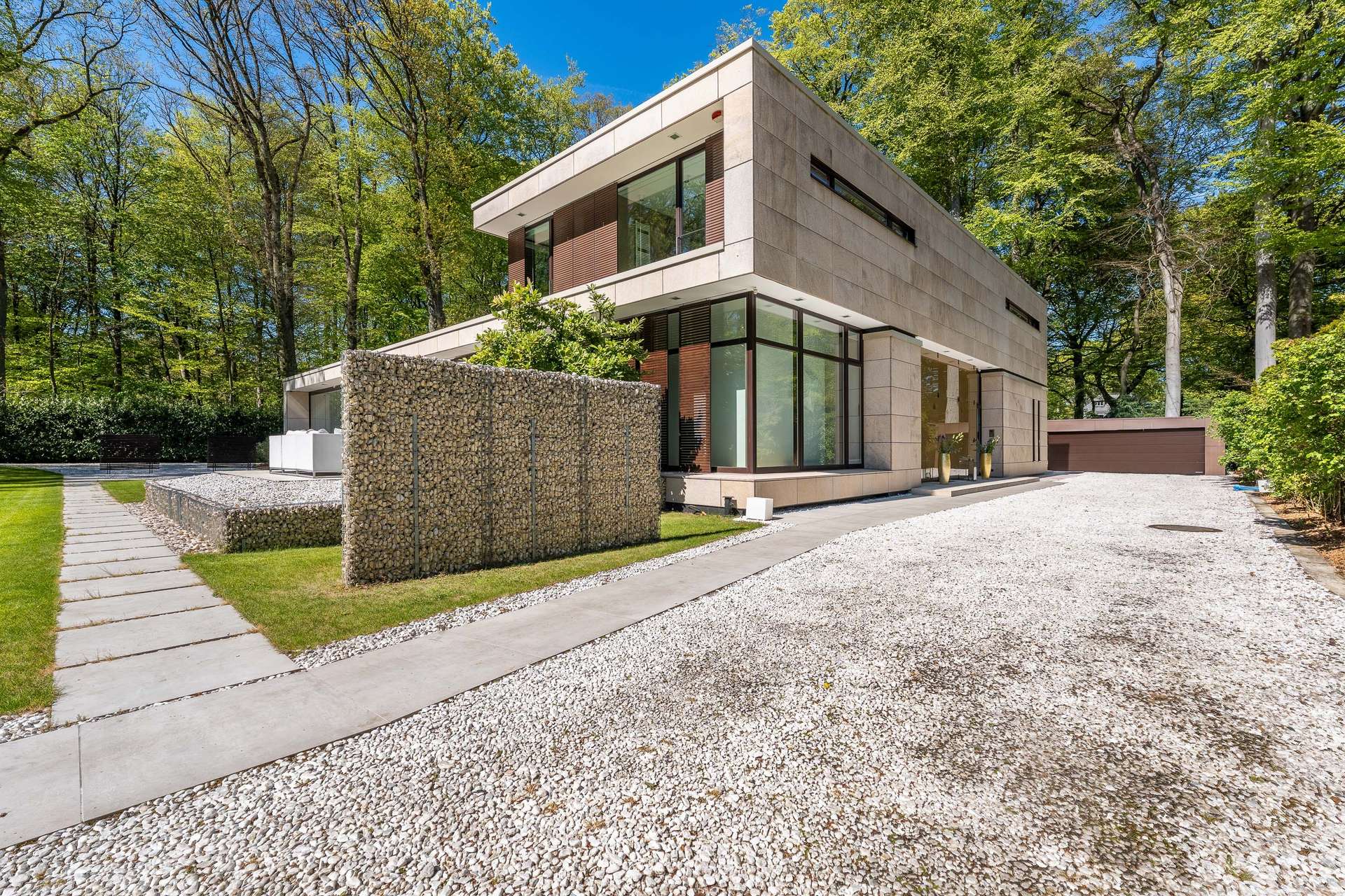 Architektonisches Statement im Grünen und preisgekrönte Villa – „Haus am Park“ – Bild 3