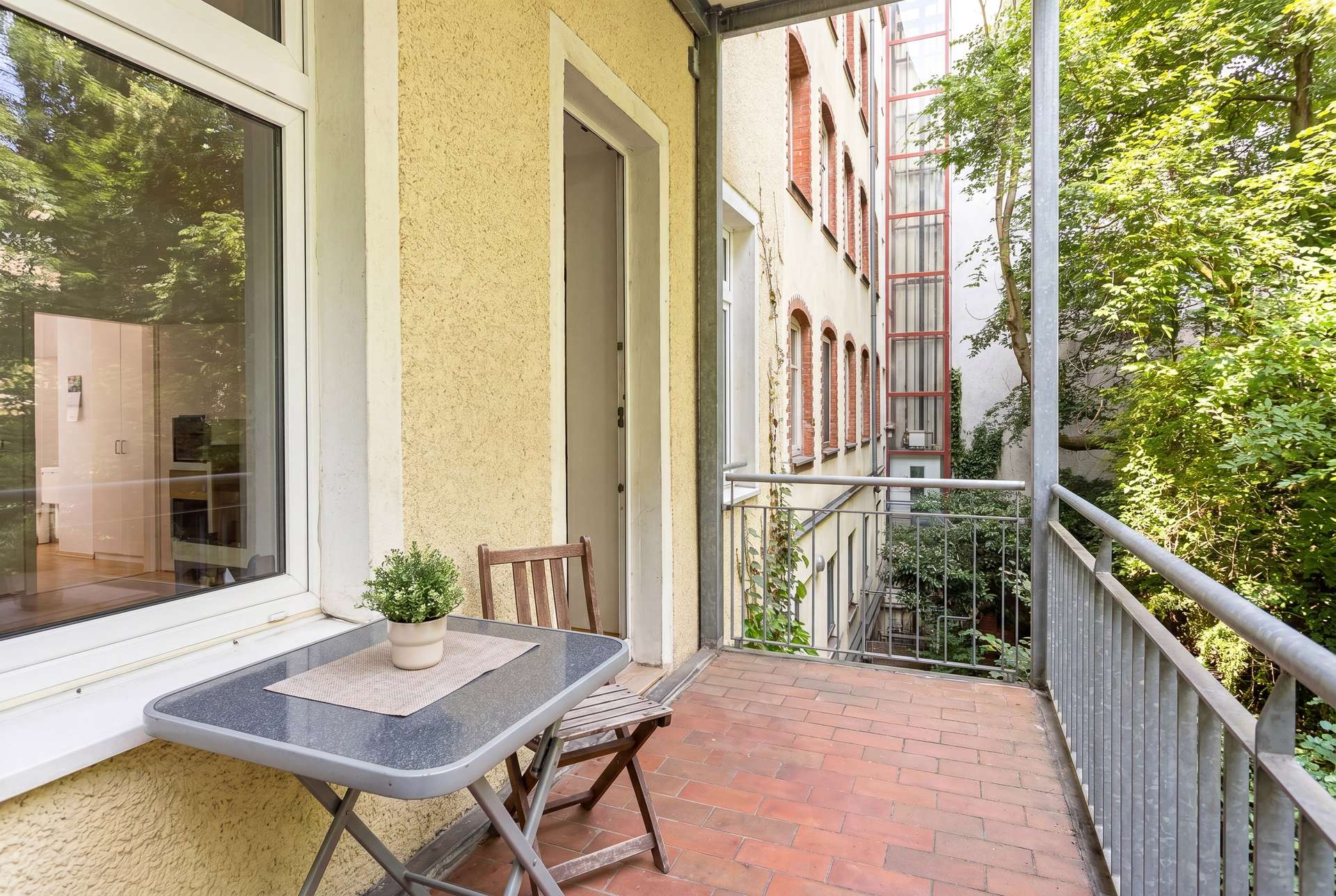 Charmantes 1-Zimmer-Apartment mit Balkon im ruhigen Hinterhof – Prenzlauer Berg – Bild 1