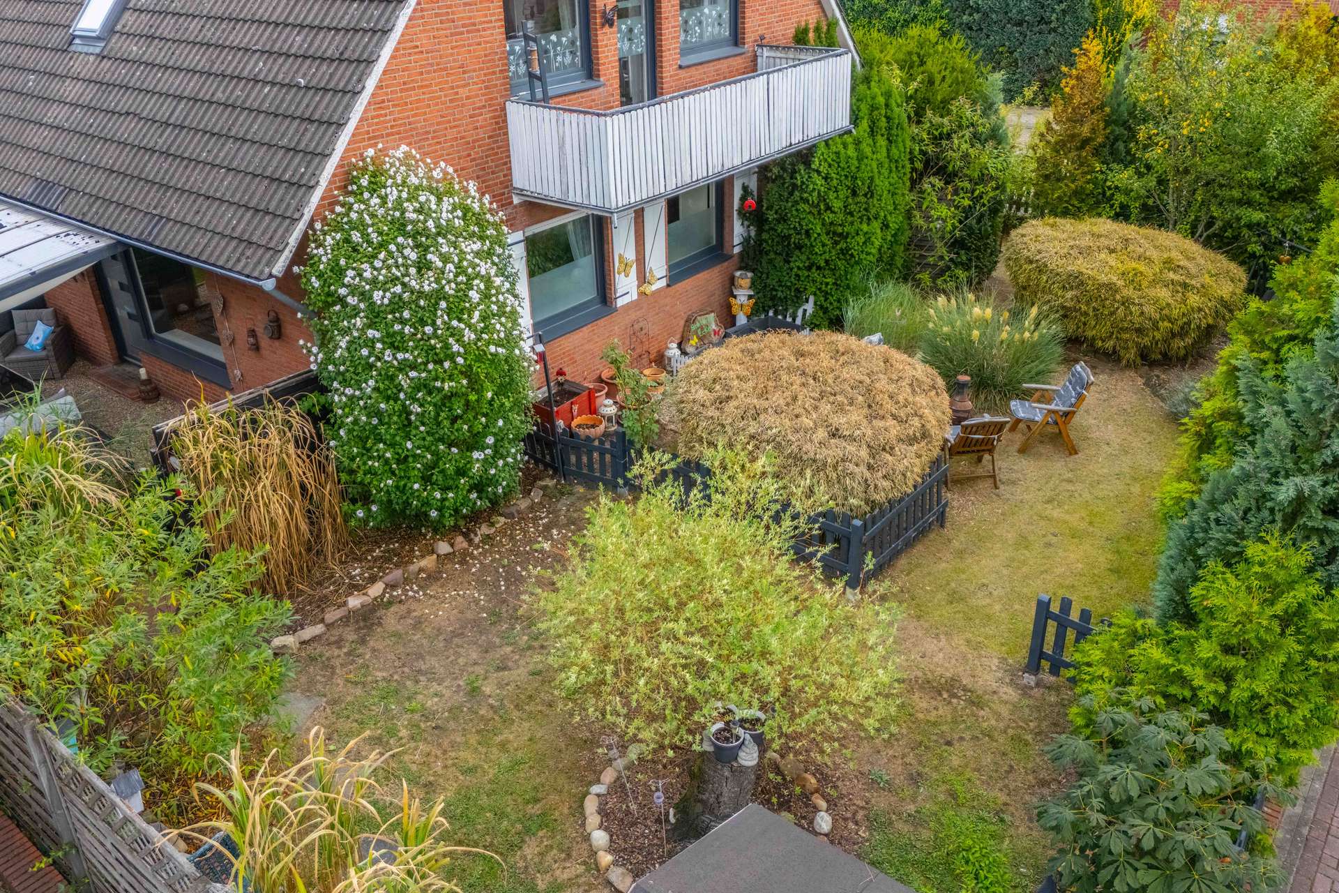 Großzügiges Einfamilienhaus mit Kamin, Südgarten & überdachter Terrasse – Bild 10