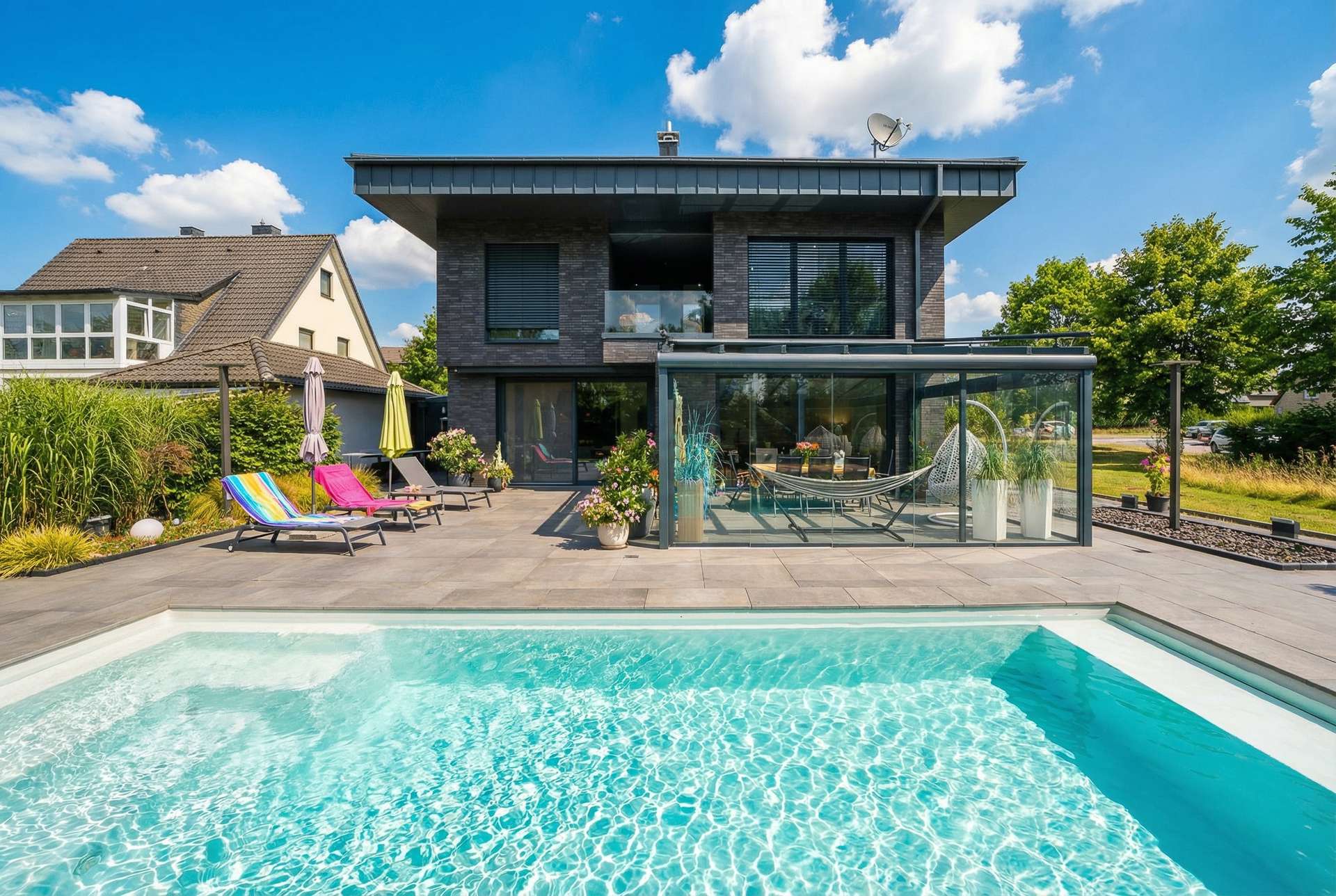 Zeitlose Stadtvilla mit Pool, Wintergarten & Premium-Ausstattung – Bild 1