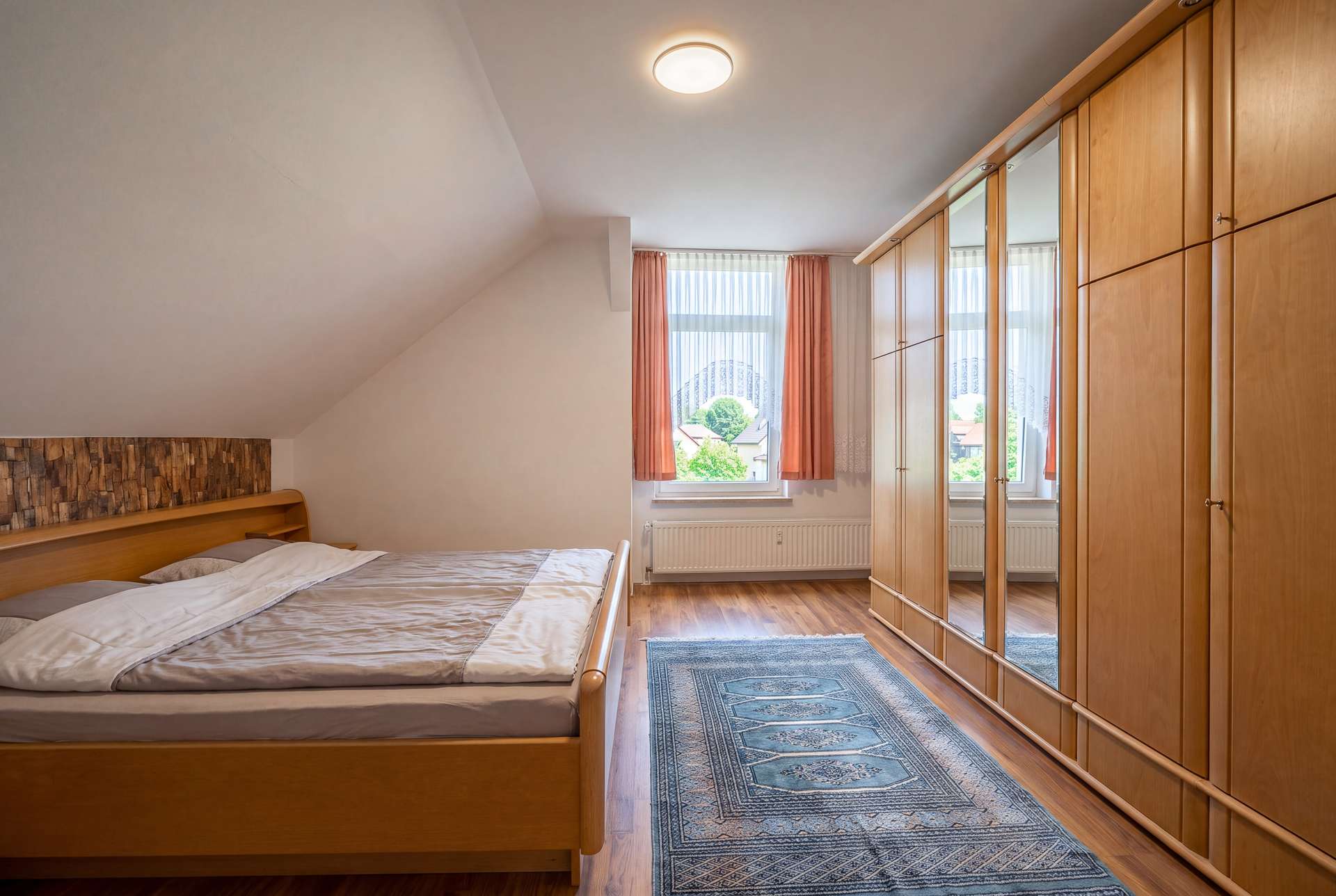 Mehrfamilienhaus mit Gewerbeflächen und Garten – Bild 11