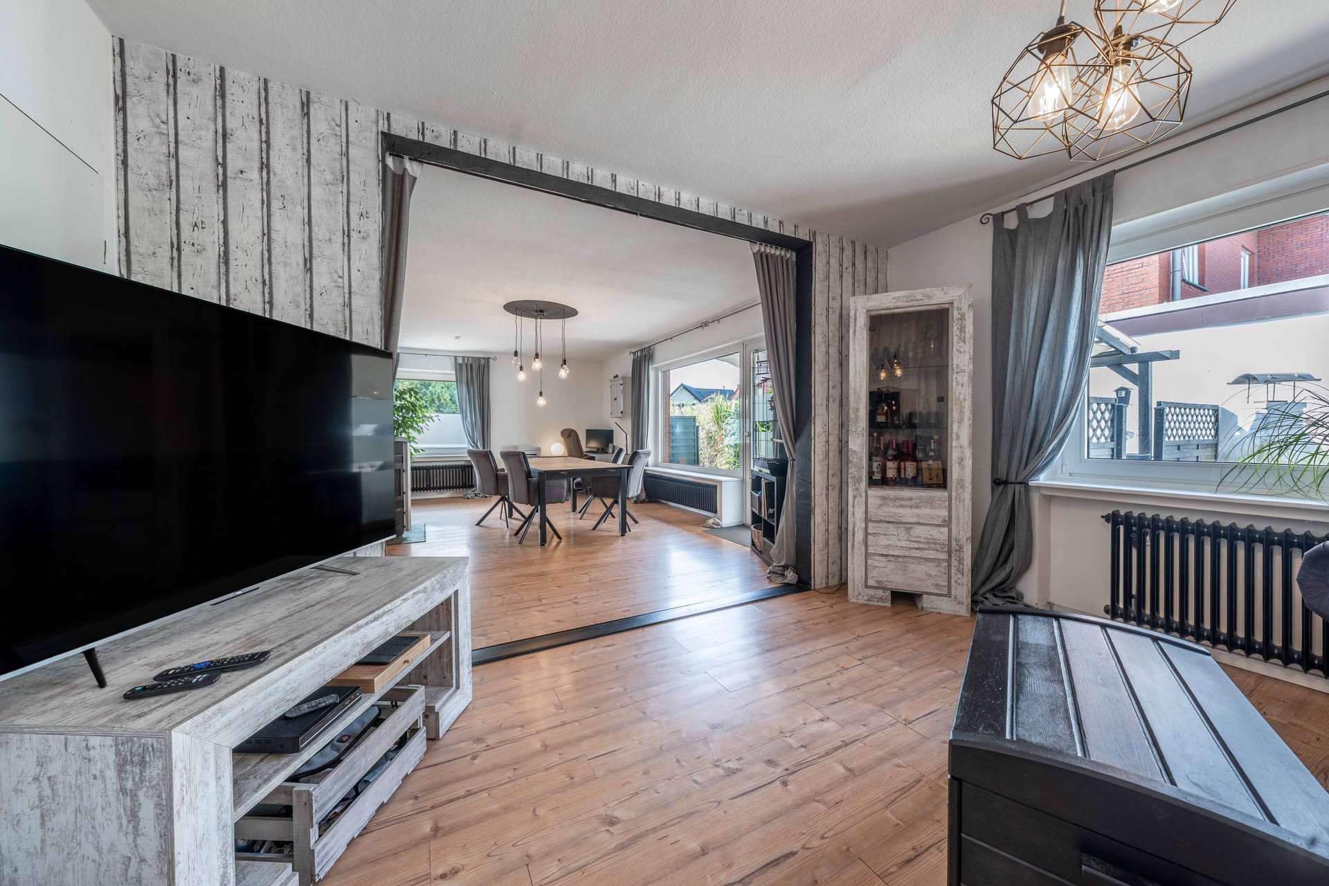 Großzügiges Einfamilienhaus mit Kamin, Südgarten & überdachter Terrasse – Bild 3
