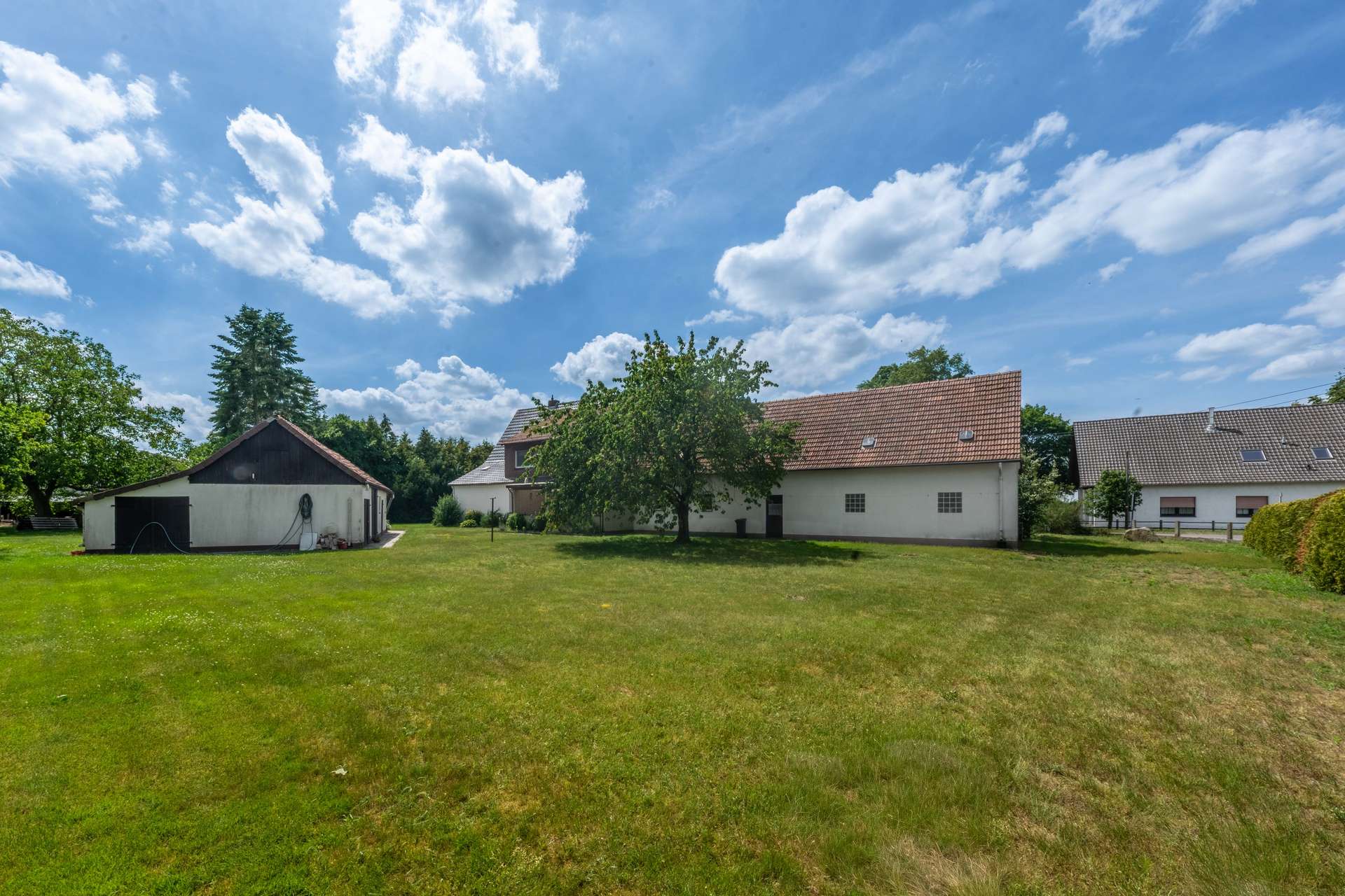 Freiraum für die ganze Familie: Großzügiges Landhaus mit zwei Wohneinheiten – Bild 9