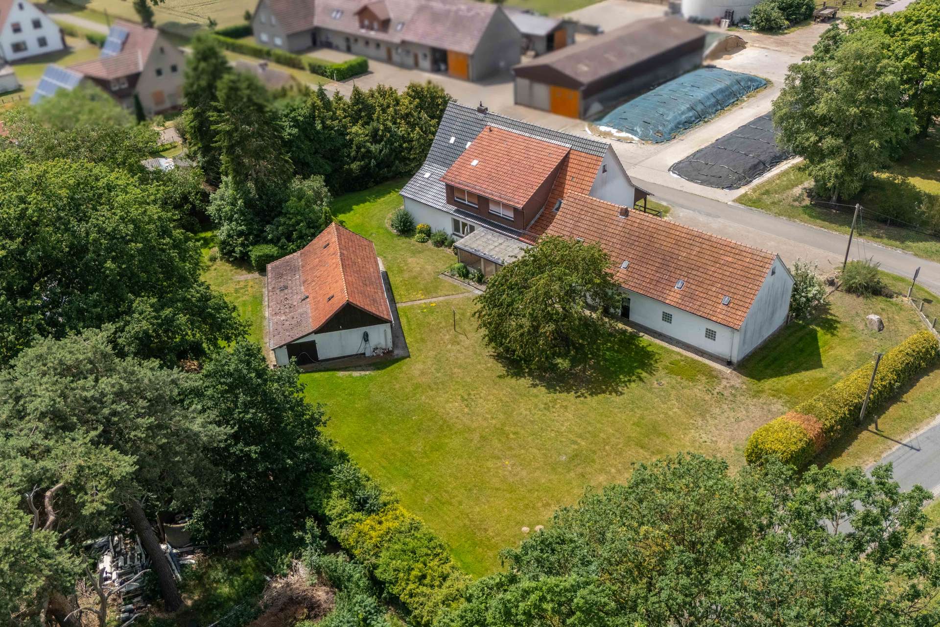 Freiraum für die ganze Familie: Großzügiges Landhaus mit zwei Wohneinheiten – Bild 10