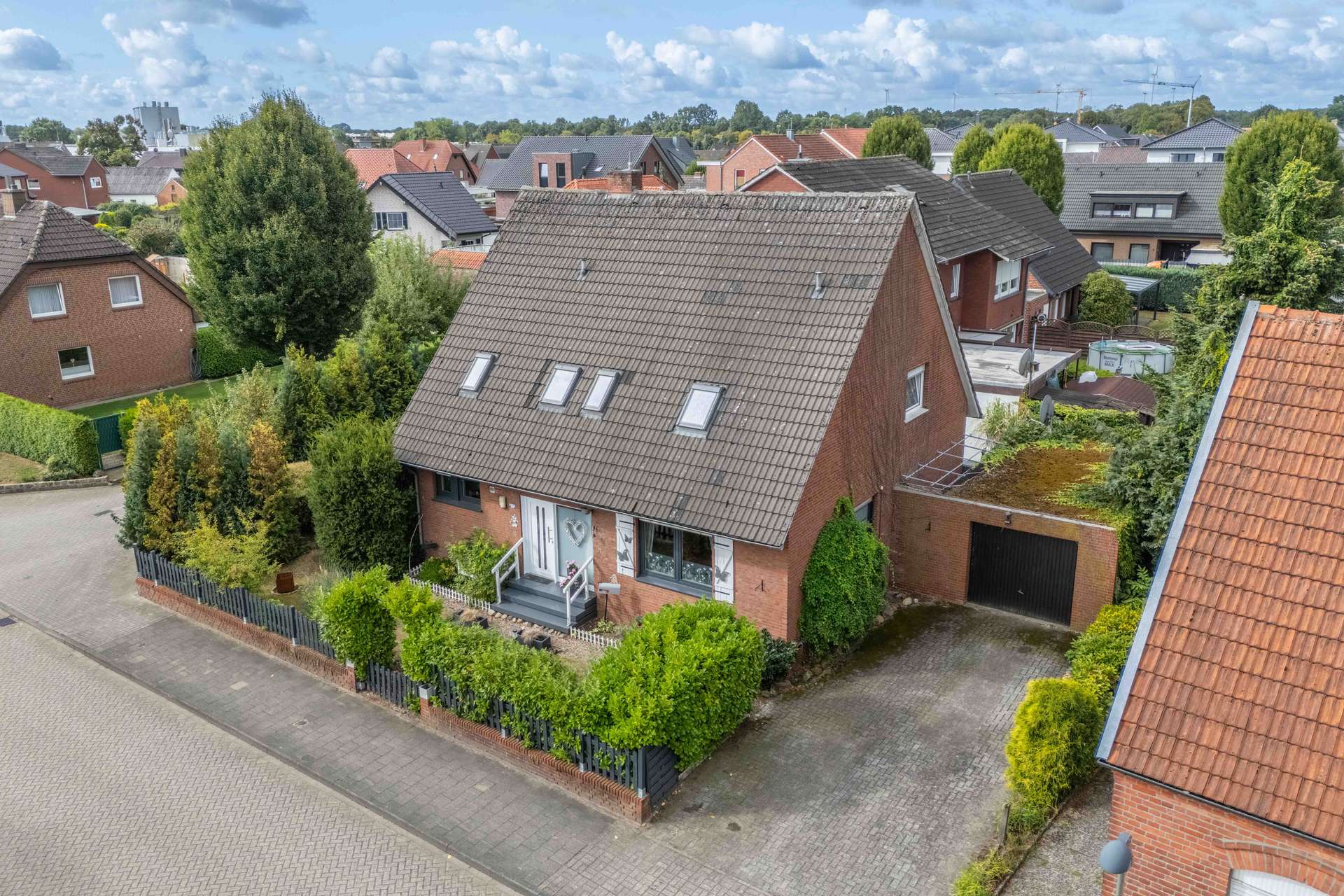 Großzügiges Einfamilienhaus mit Kamin, Südgarten & überdachter Terrasse – Bild 1