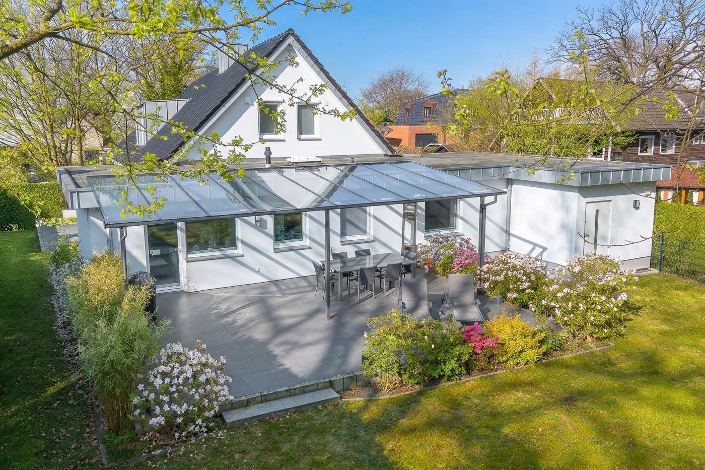 Hamburg – Wellingsbüttel I Charmantes Traumhaus in idyllischer Wohnlage, saniert mit vielen Extras – Bild 1