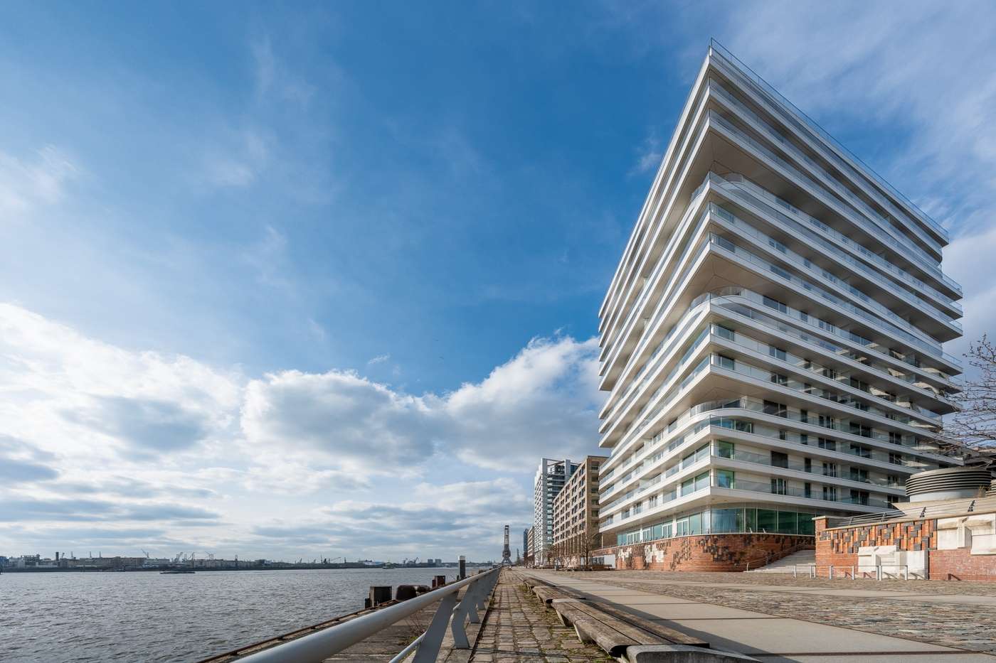 Maritimer Luxus in Perfektion – Stilvolle 2-Zimmer-Residence im FIFTYNINE am Strandkai – Bild 1