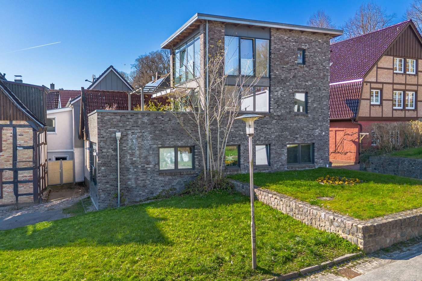 Modernes Stadthaus mit zwei Wohnungen und Dachterrasse in Top-Innenstadtlage – Bild 1