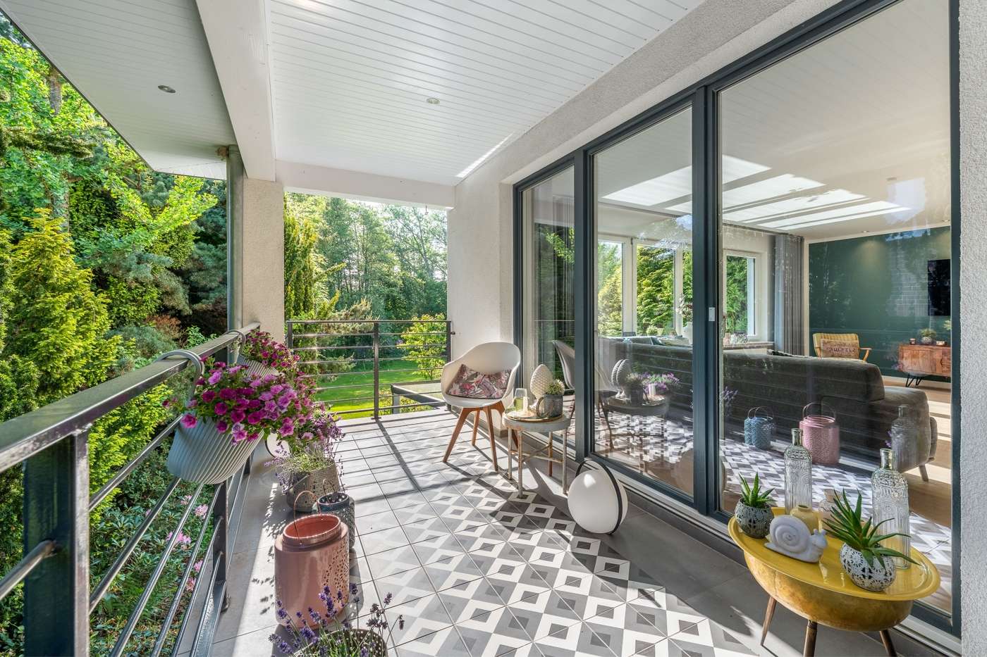 Bauhausvilla mit vielen Extras und Grundstück mit Wald – Bild 4