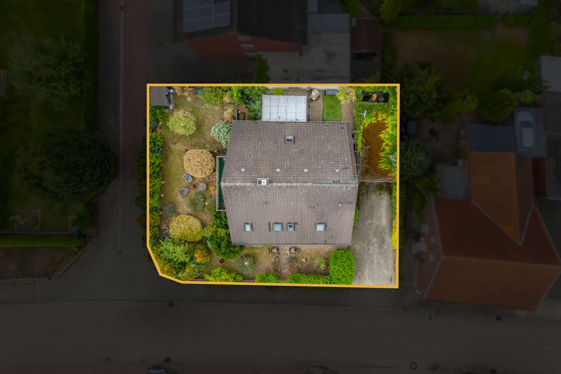 Großzügiges Einfamilienhaus mit Kamin, Südgarten & überdachter Terrasse – Bild 11