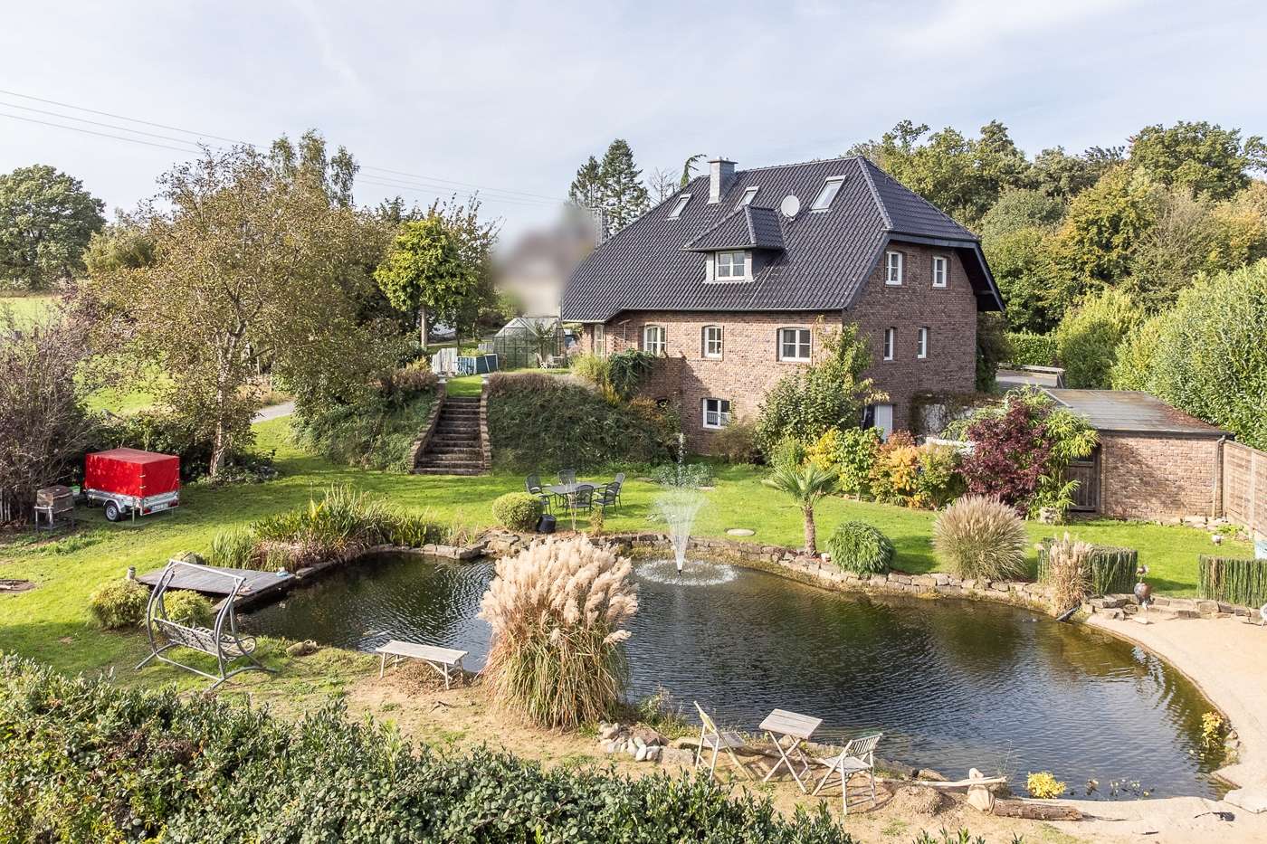 Exklusives Landhausambiente – freistehendes Anwesen in Feldrandlage mit Naturteich – Bild 1