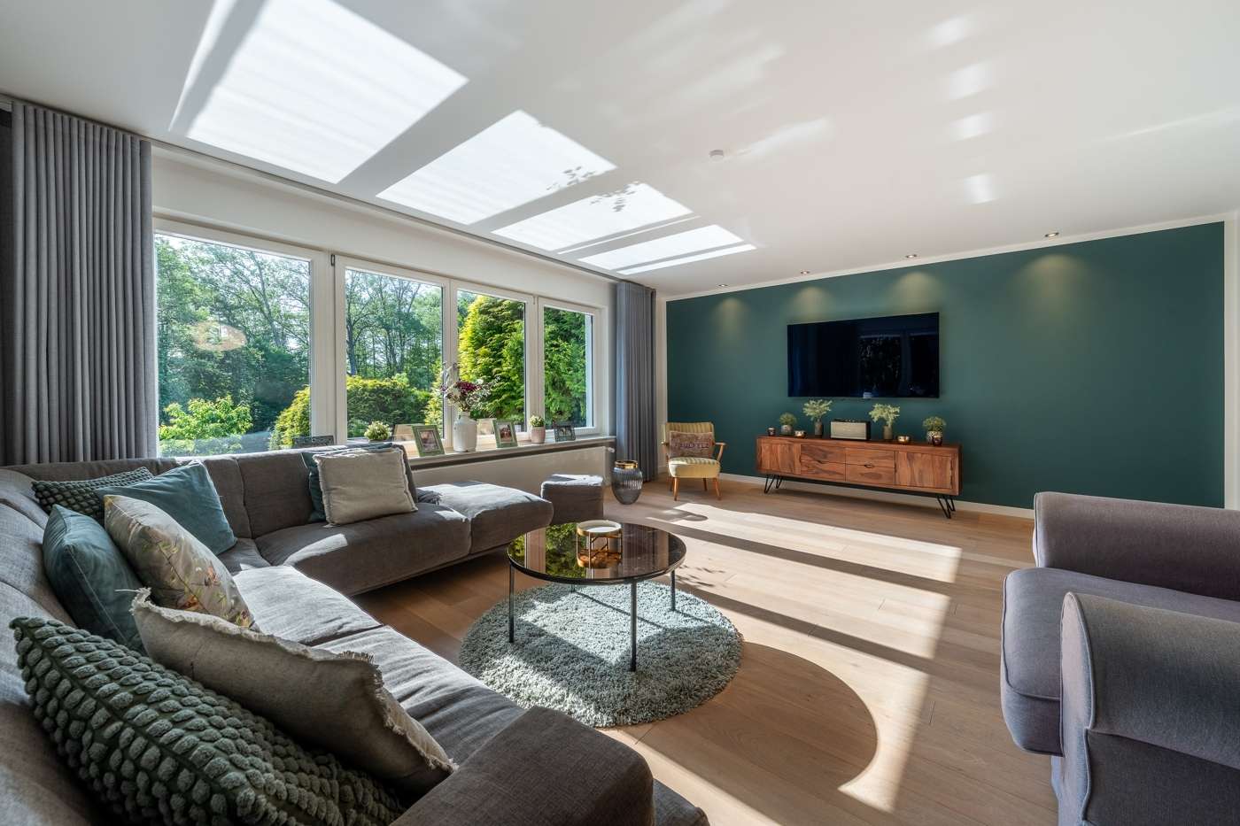 Bauhausvilla mit vielen Extras und Grundstück mit Wald – Bild 3