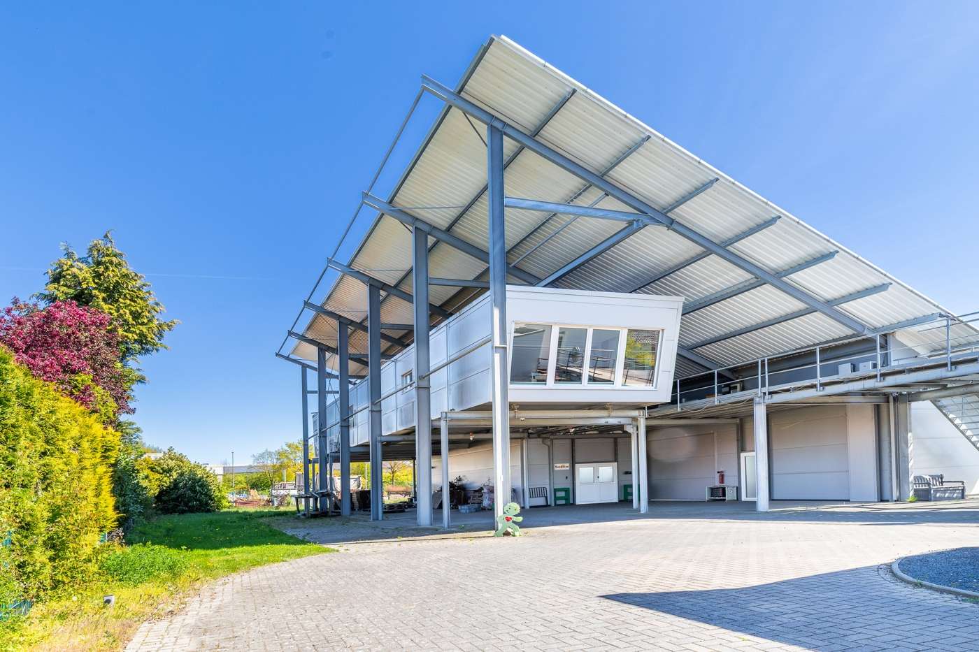 Modernes Wohn- & Gewerbeanwesen mit Hallen, Büroflächen und PV-Erträgen in ruhiger Lage von Sulingen – Bild 10