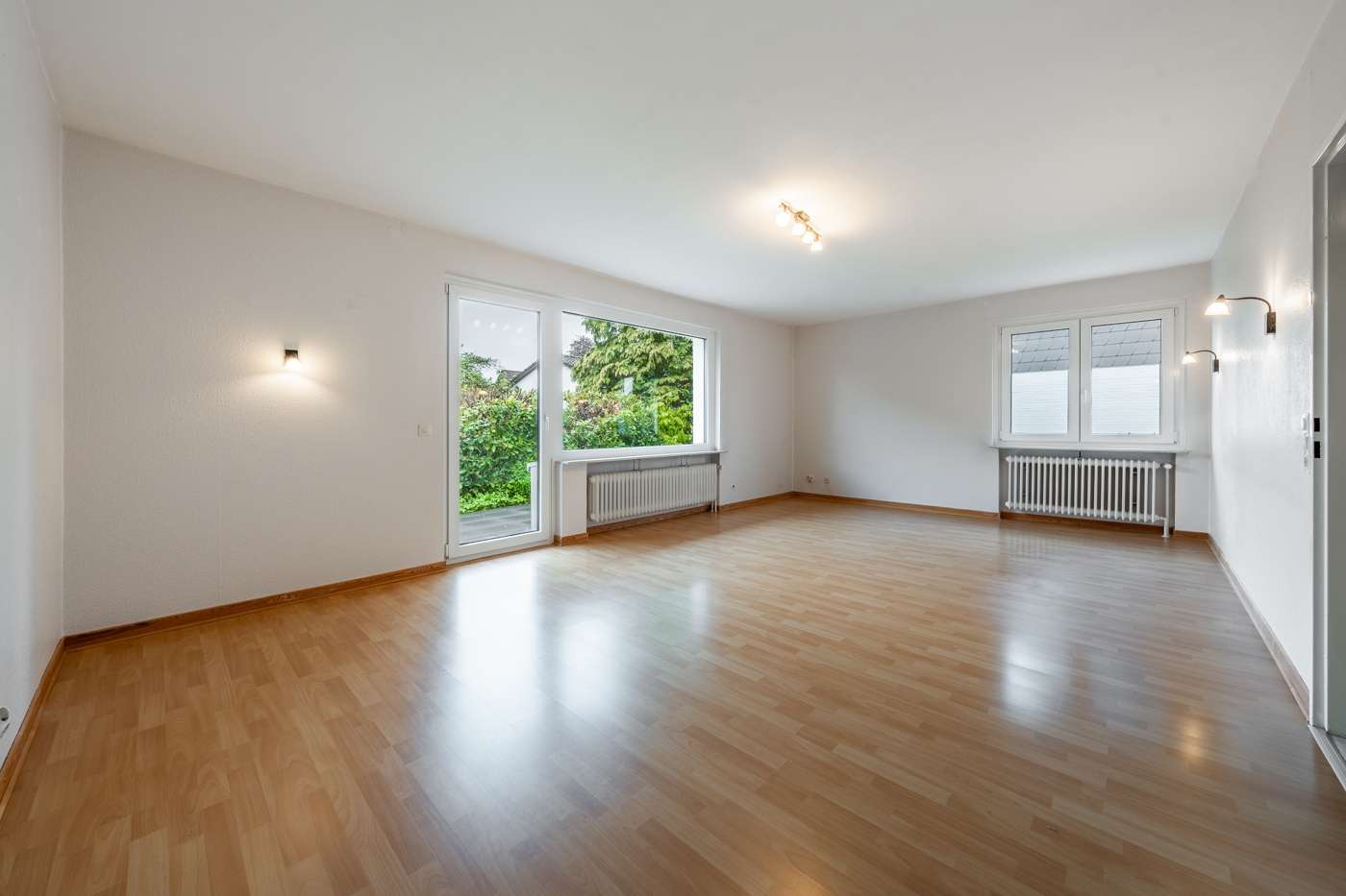 Viel Platz, viele Möglichkeiten – Gepflegtes Zweifamilienhaus mit großem Garten & Garage – Bild 3
