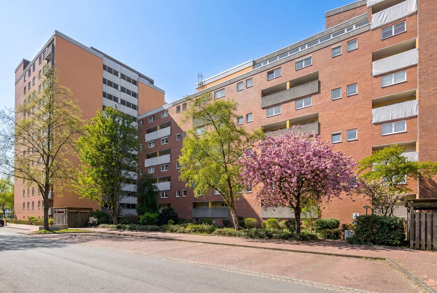 Sanierte 5-Zi.-Maisonette mit 2 Balkonen, Aufzug & Ausbaupotenzial in ruhiger Lage Hannovers – Bild 1